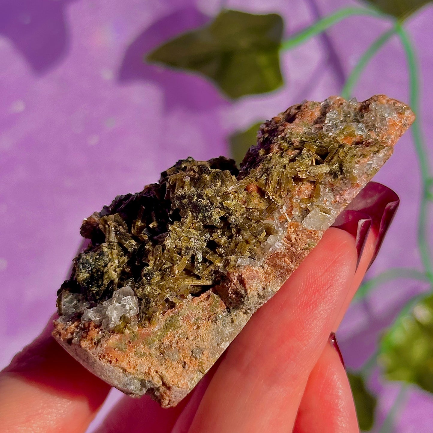 spécimen d'épidote forestière avec de la dolomite UV