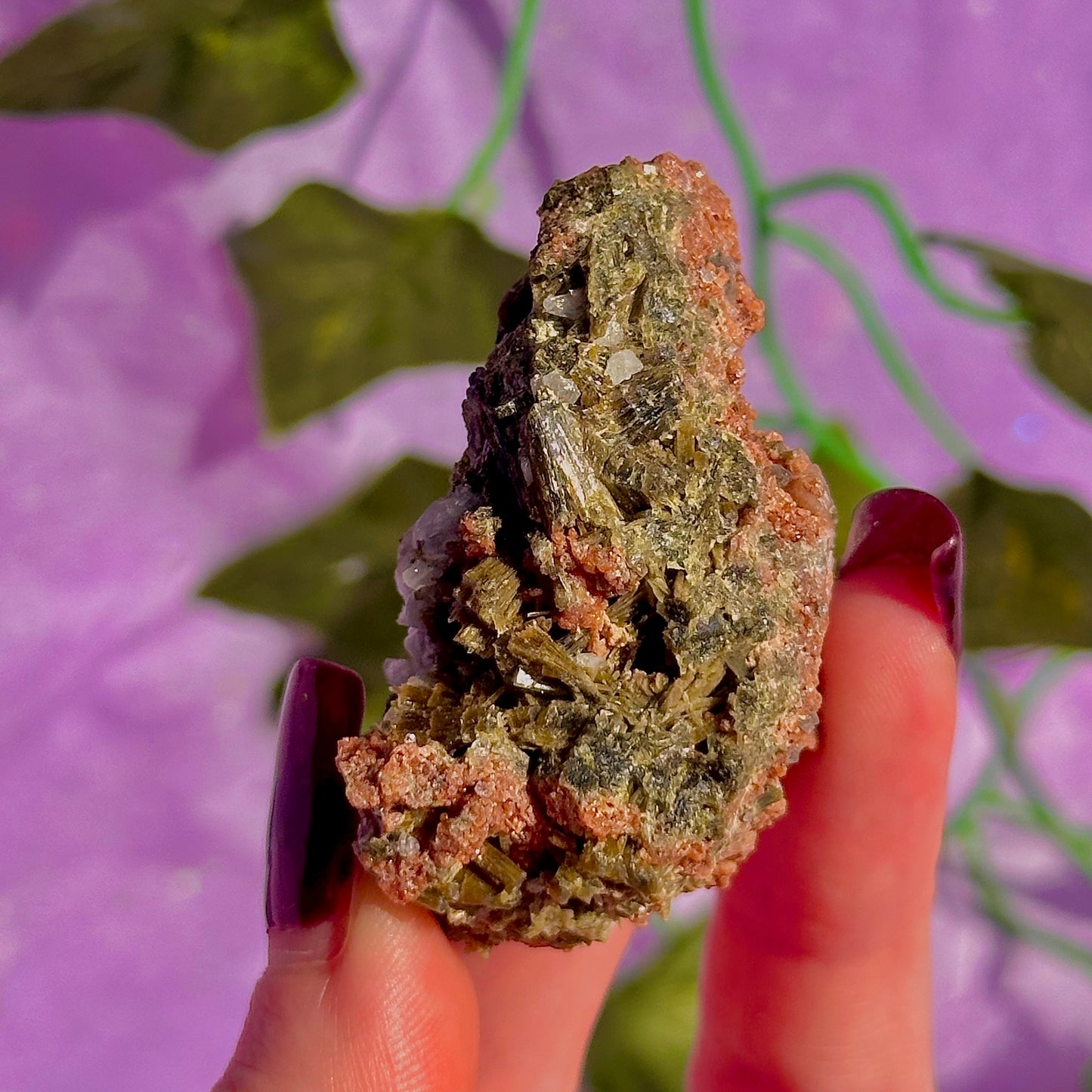 Épidote forêt avec spécimen de quartz