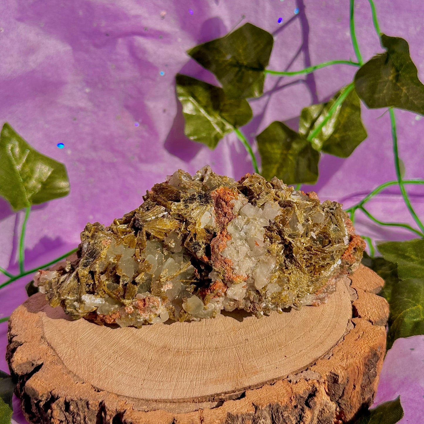rare spécimen de prehnite, d'épidote forestière et de quartz
