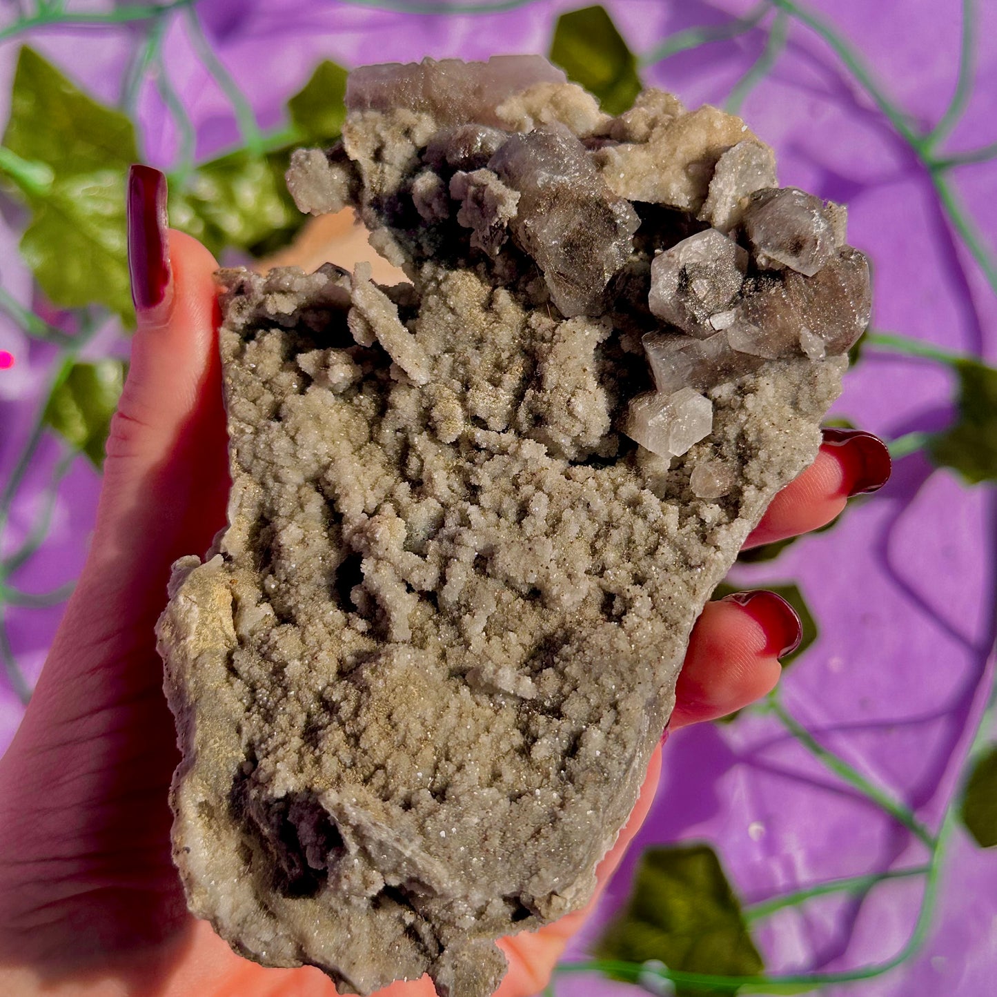 calcite colonnaire UV sur spécimen de quartz drusy D