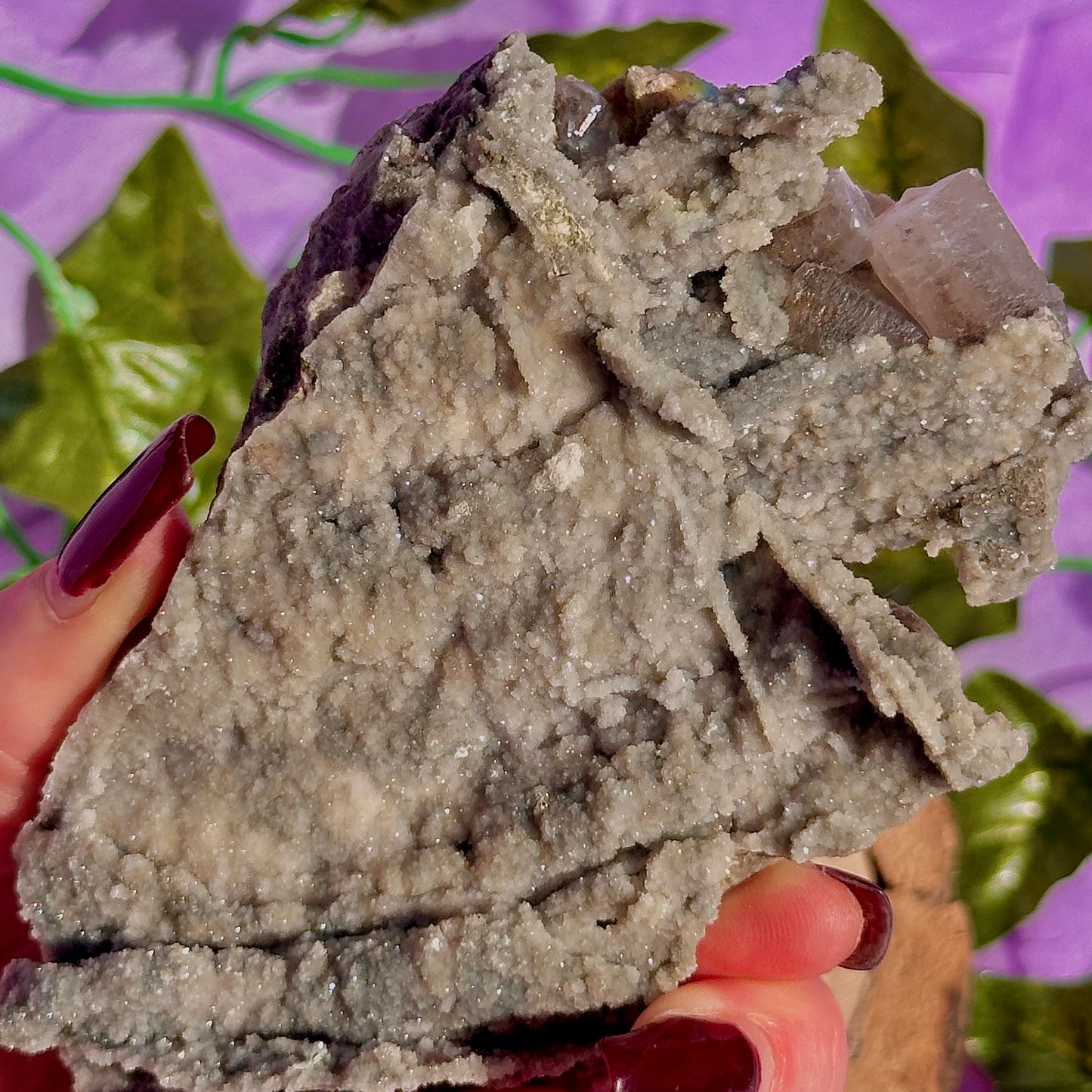 calcite colonnaire UV sur spécimen de quartz drusy D