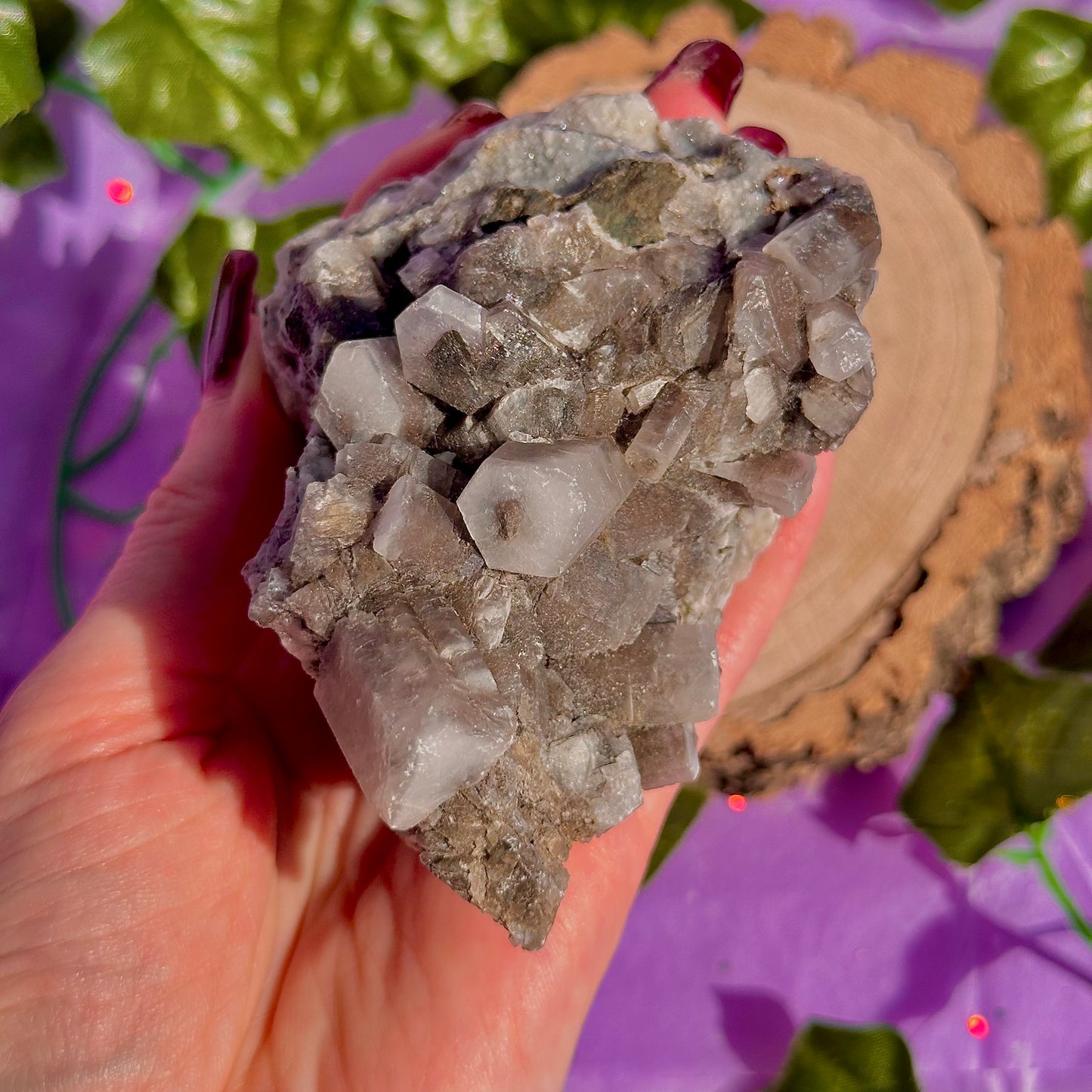 calcite colonnaire UV sur spécimen de quartz drusique B