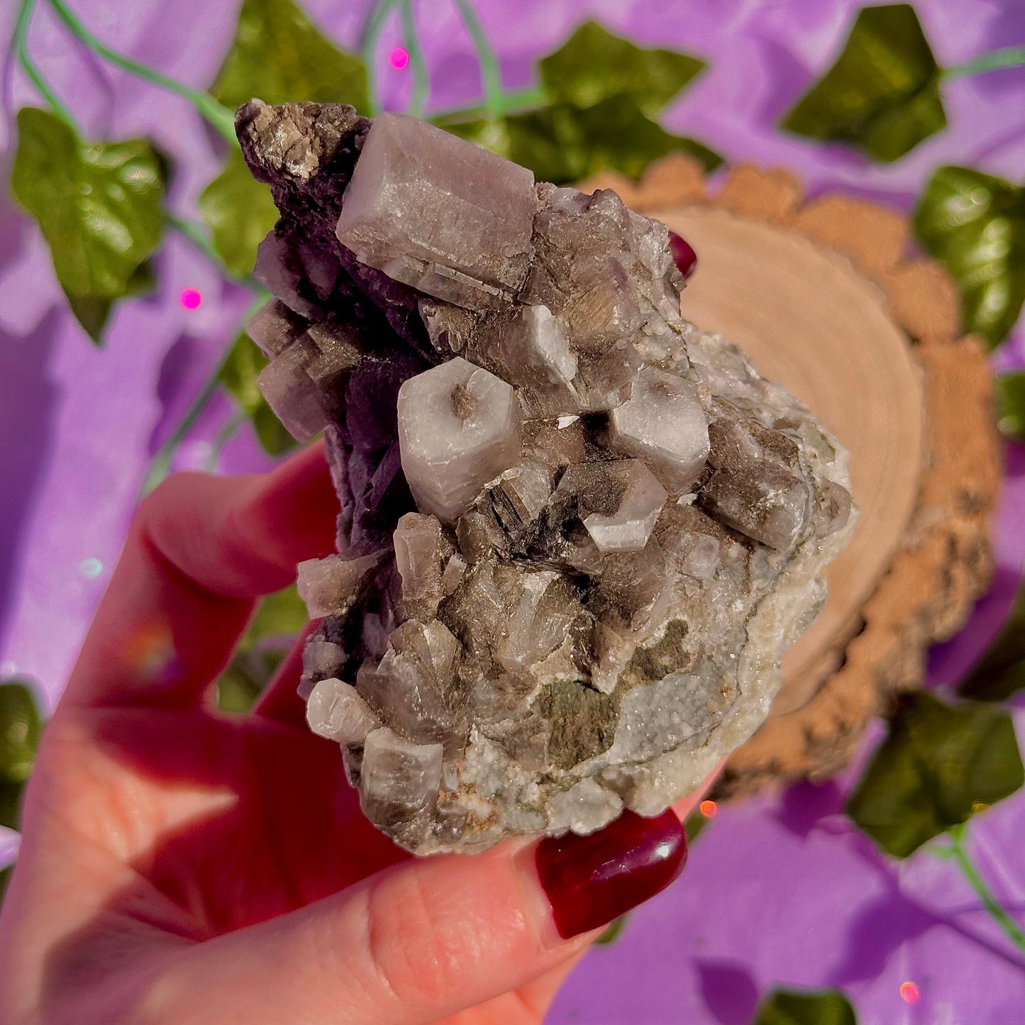 calcite colonnaire UV sur spécimen de quartz drusique B