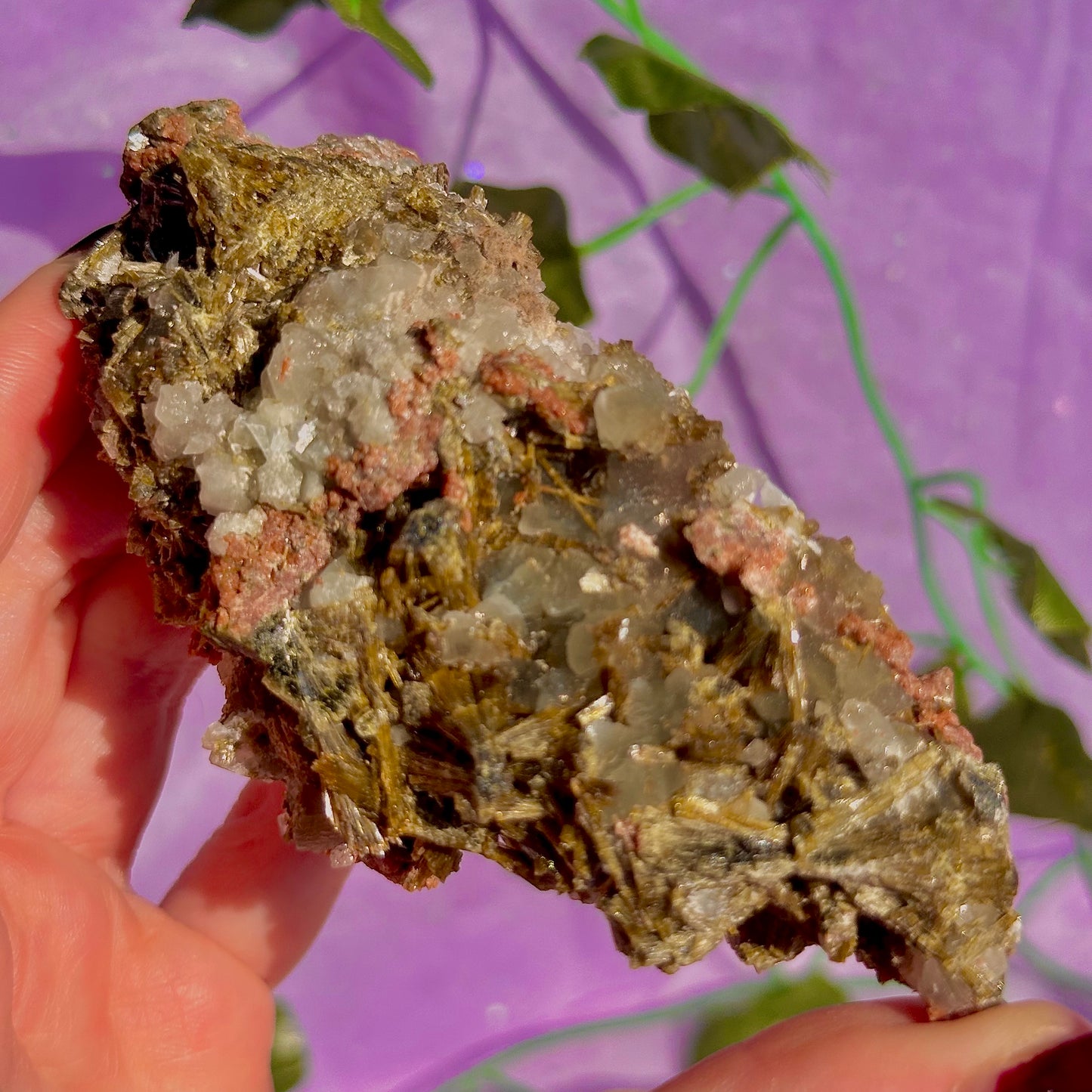 rare spécimen de prehnite, d'épidote forestière et de quartz