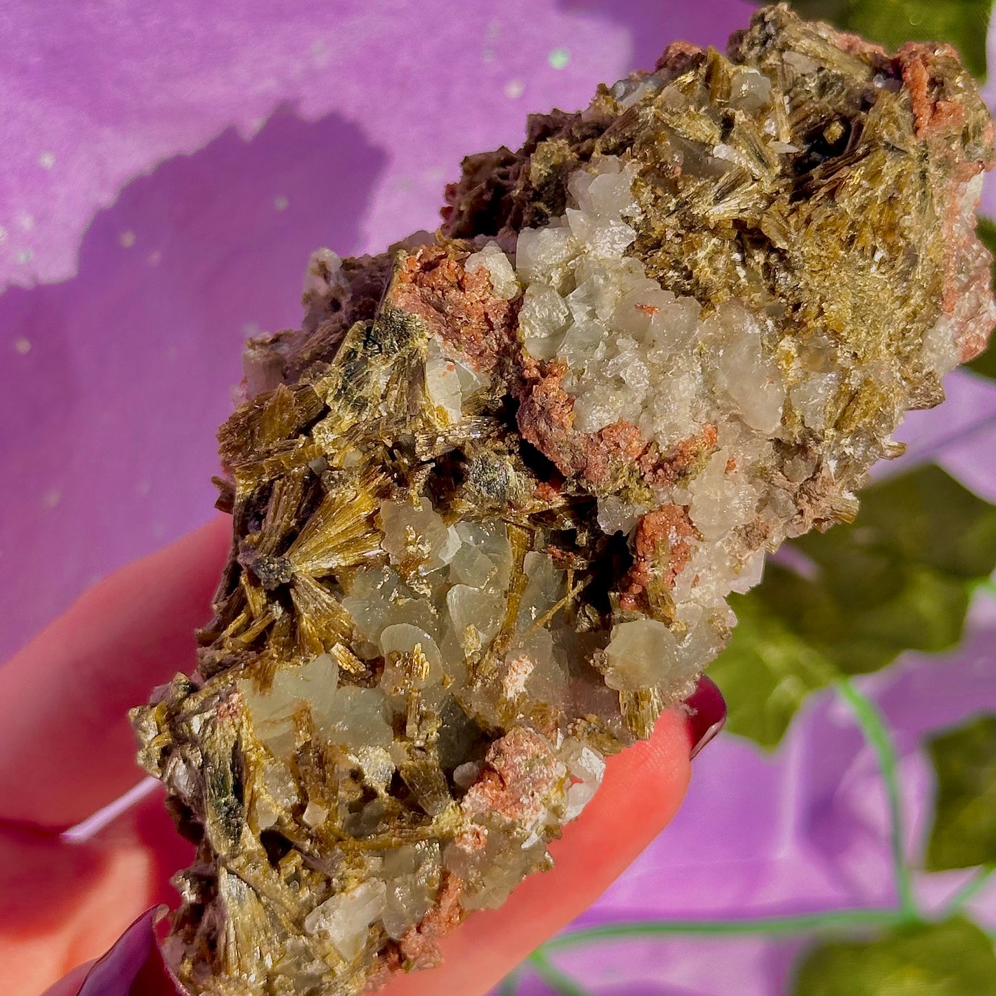 rare spécimen de prehnite, d'épidote forestière et de quartz