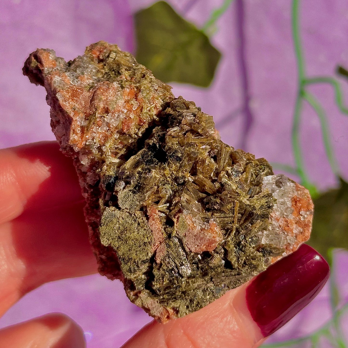 spécimen d'épidote forestière avec de la dolomite UV