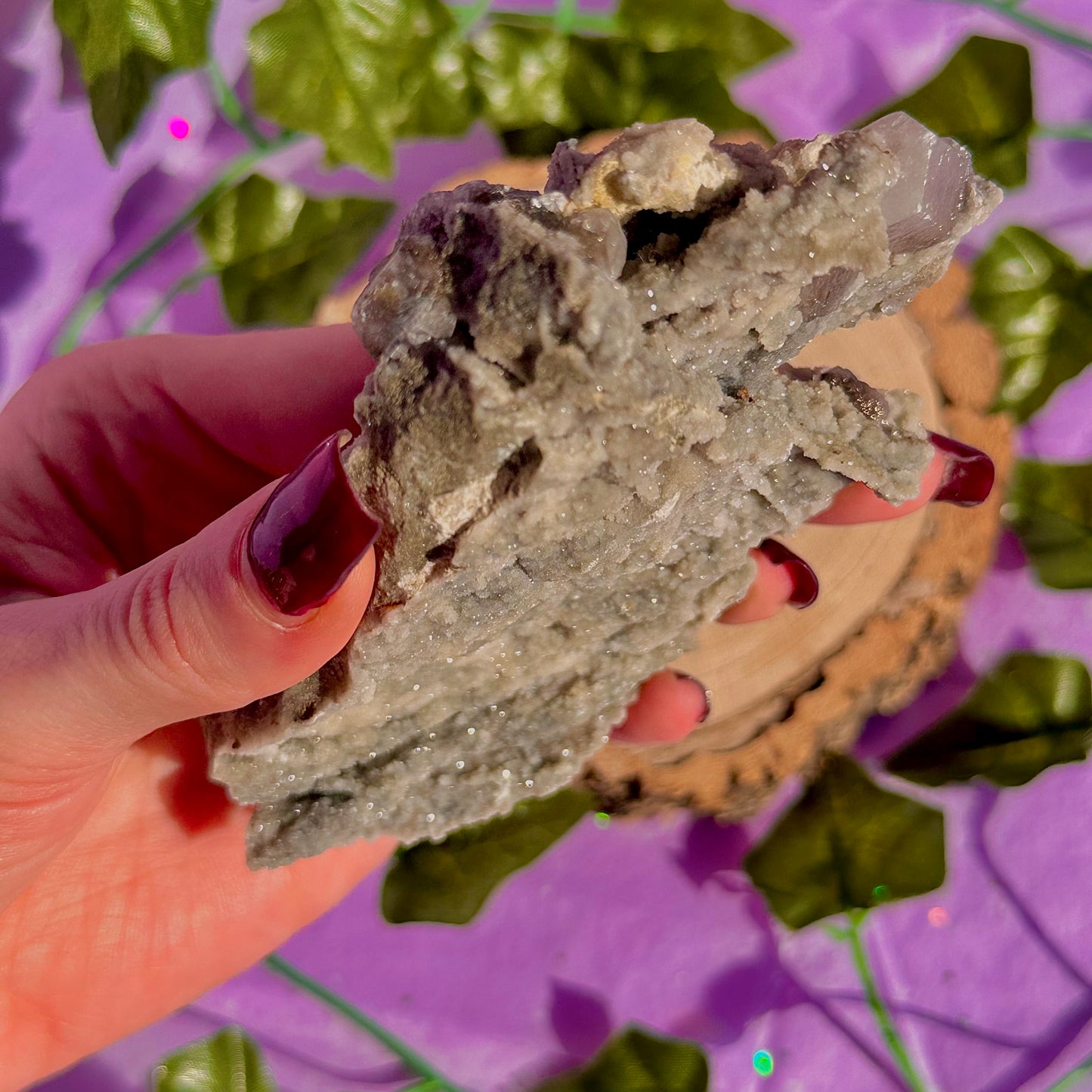 calcite colonnaire UV sur spécimen de quartz drusy D