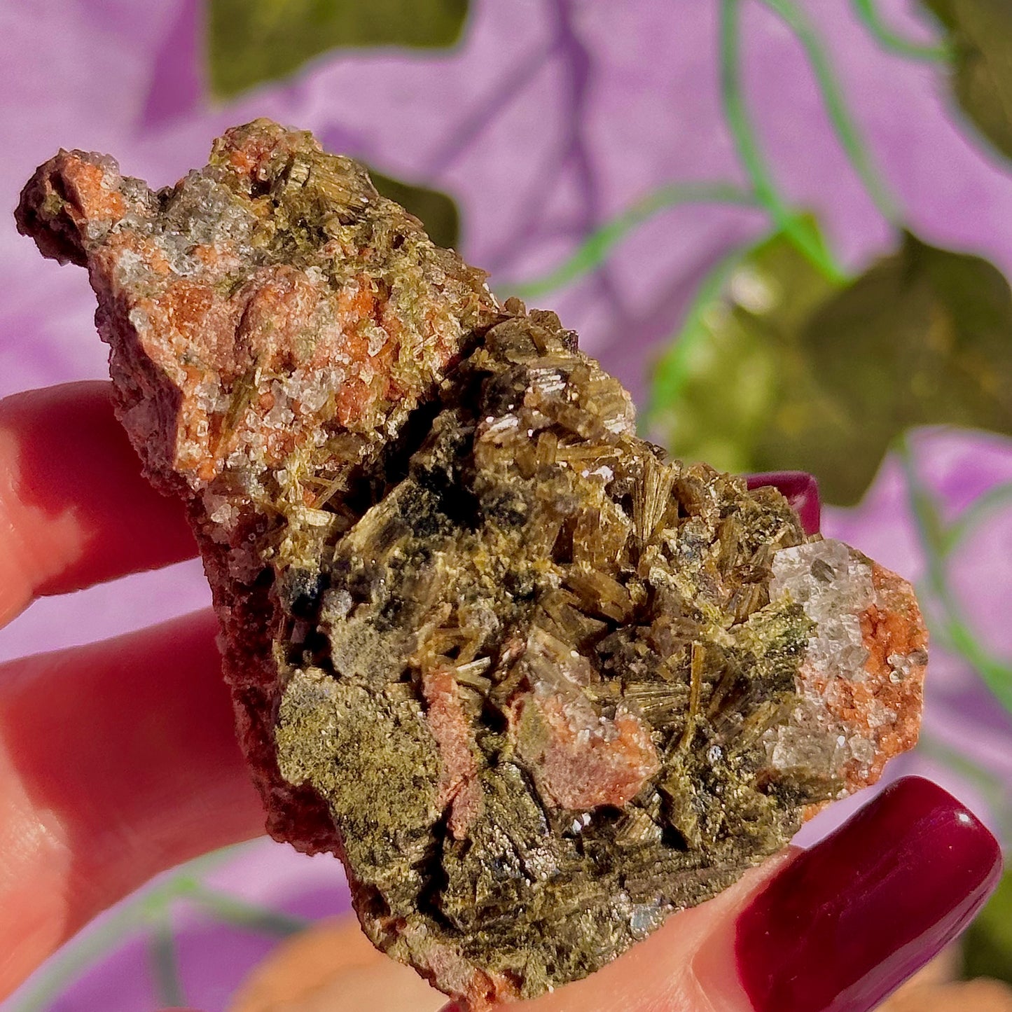 spécimen d'épidote forestière avec de la dolomite UV
