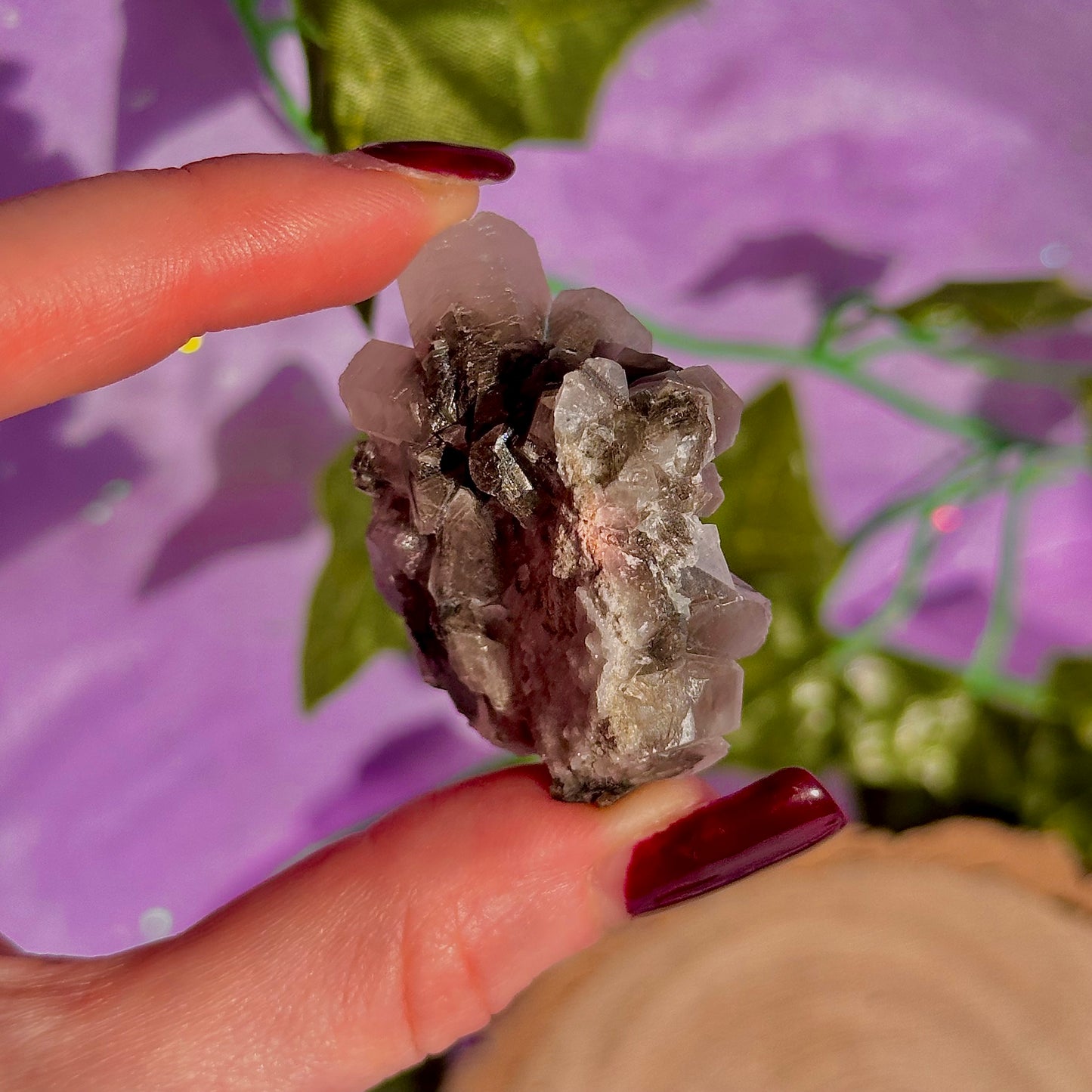 spécimen de calcite colonnaire UV sur quartz drusique A