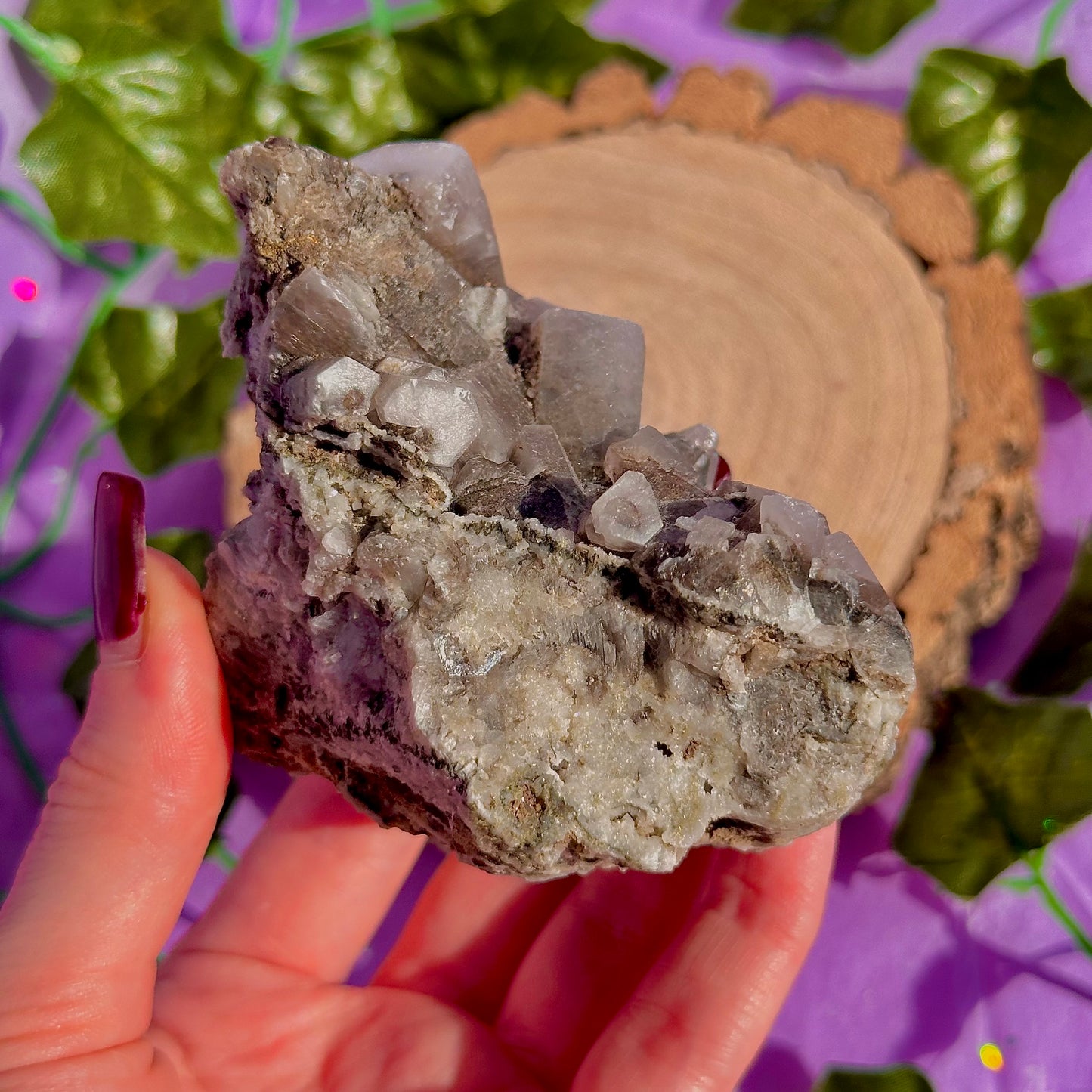 calcite colonnaire UV sur spécimen de quartz drusique B