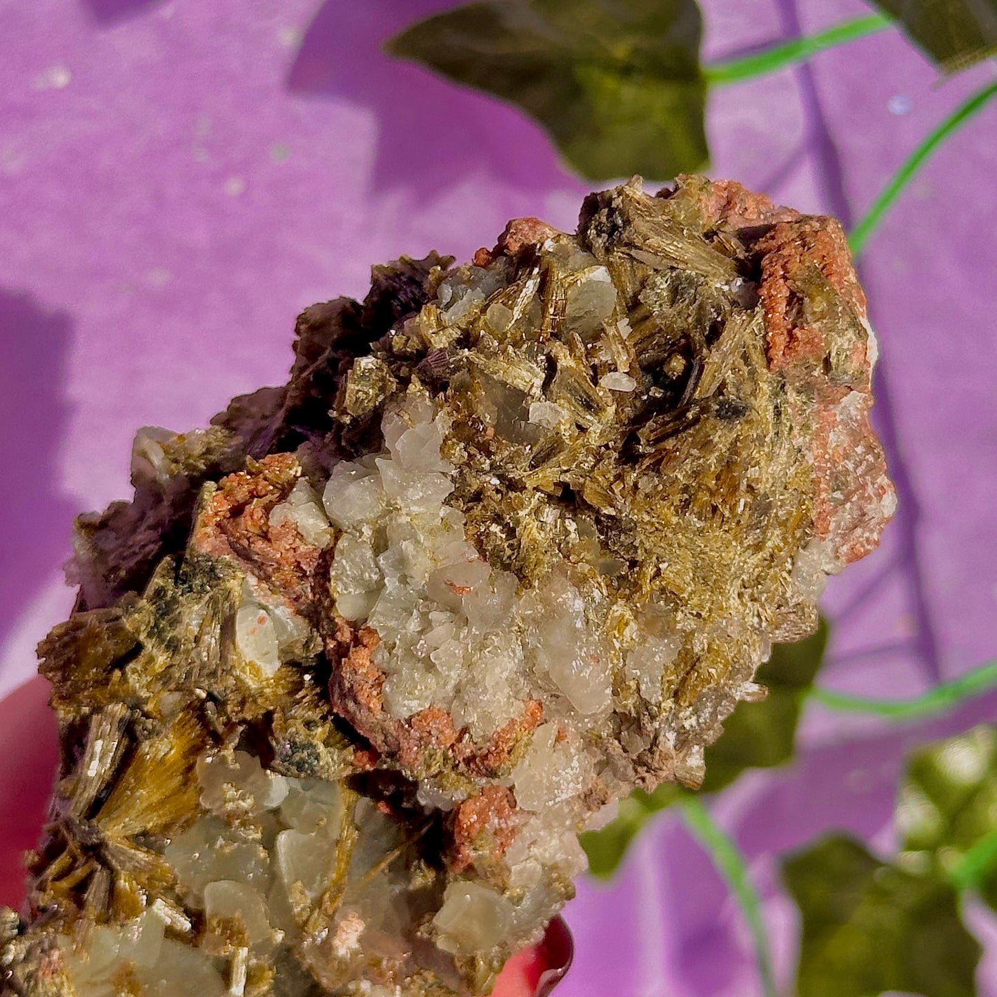 rare spécimen de prehnite, d'épidote forestière et de quartz