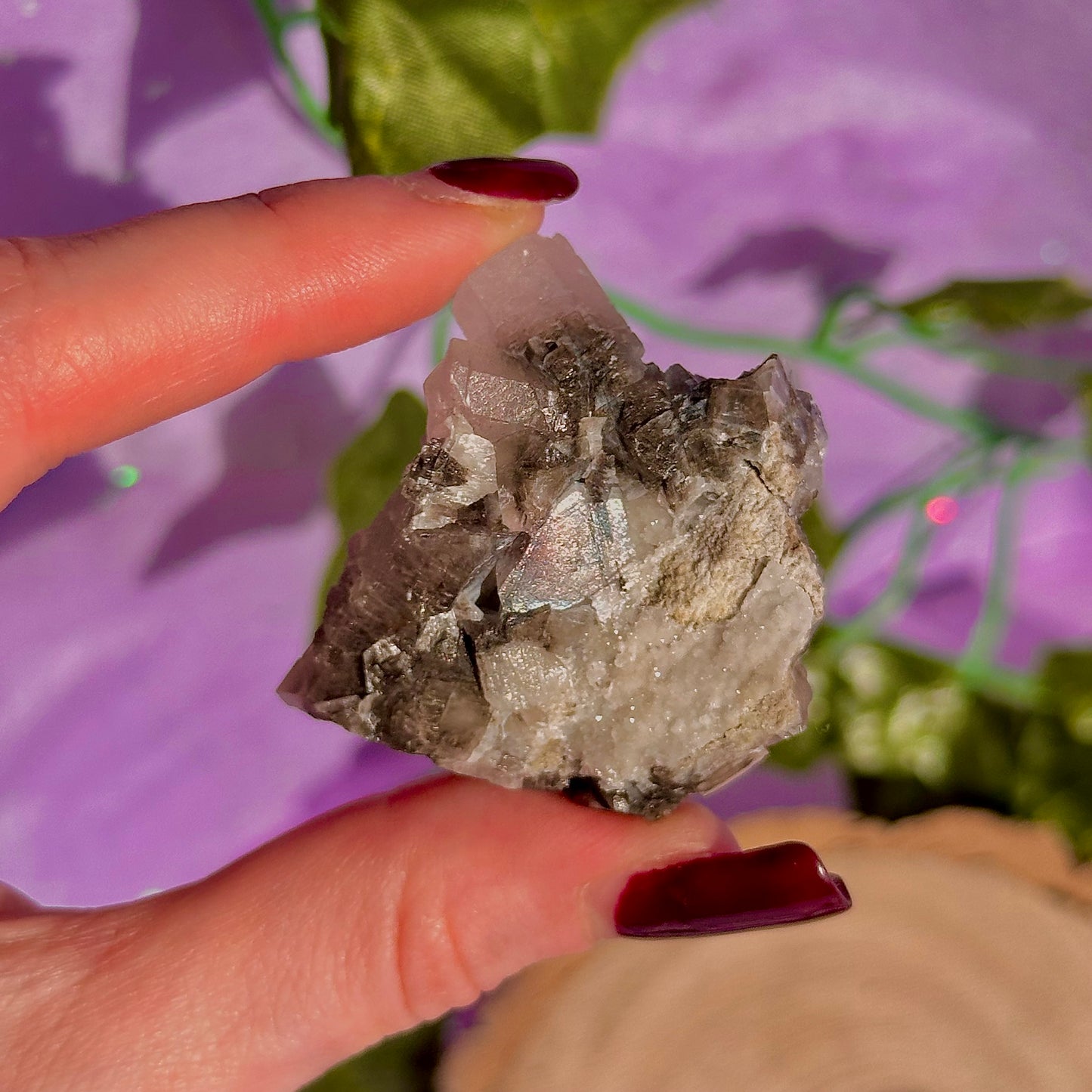 spécimen de calcite colonnaire UV sur quartz drusique A