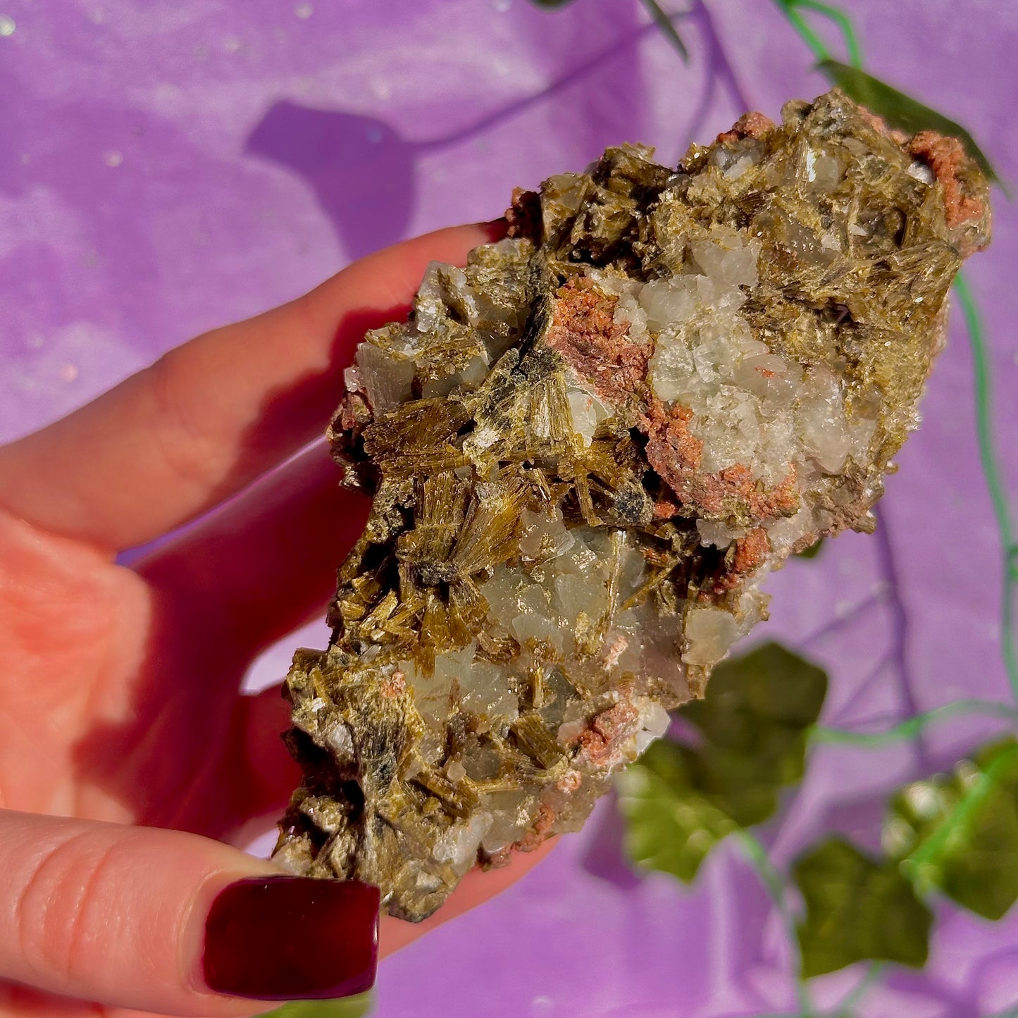 rare spécimen de prehnite, d'épidote forestière et de quartz