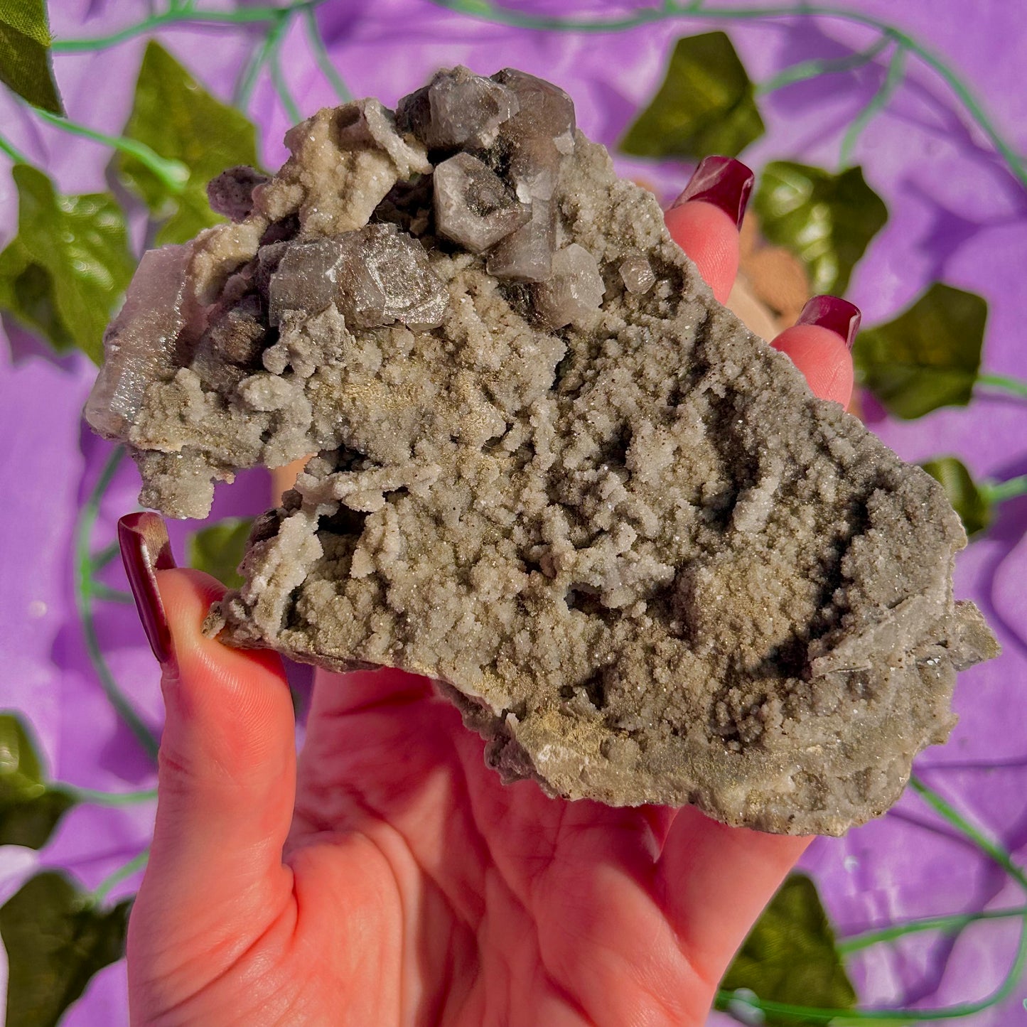 calcite colonnaire UV sur spécimen de quartz drusy D