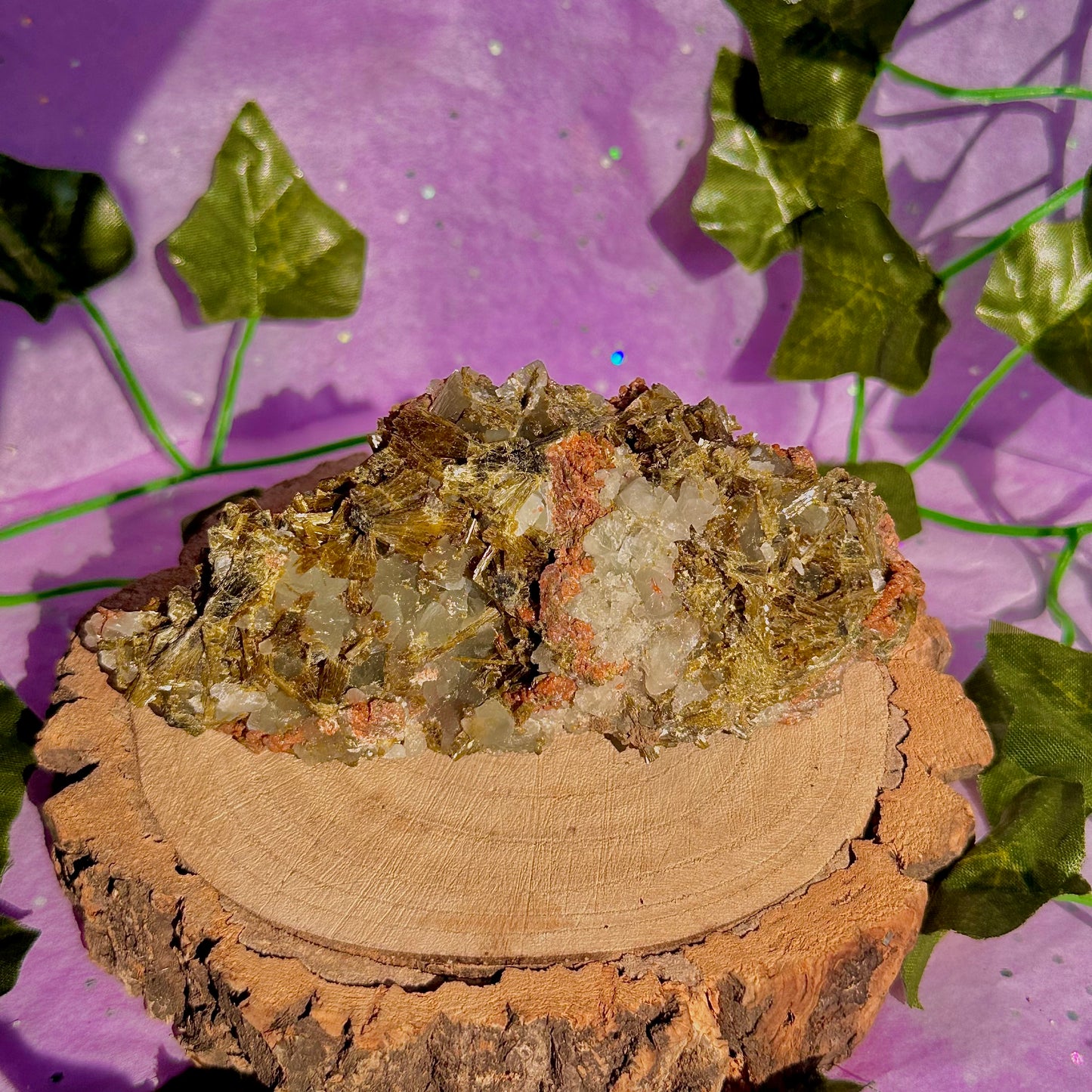 rare spécimen de prehnite, d'épidote forestière et de quartz