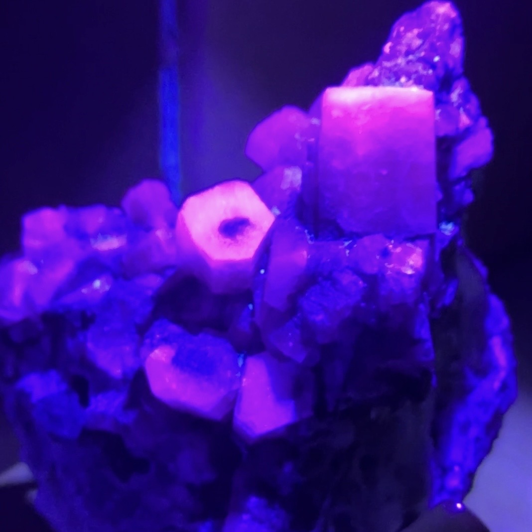 calcite colonnaire UV sur spécimen de quartz drusique B