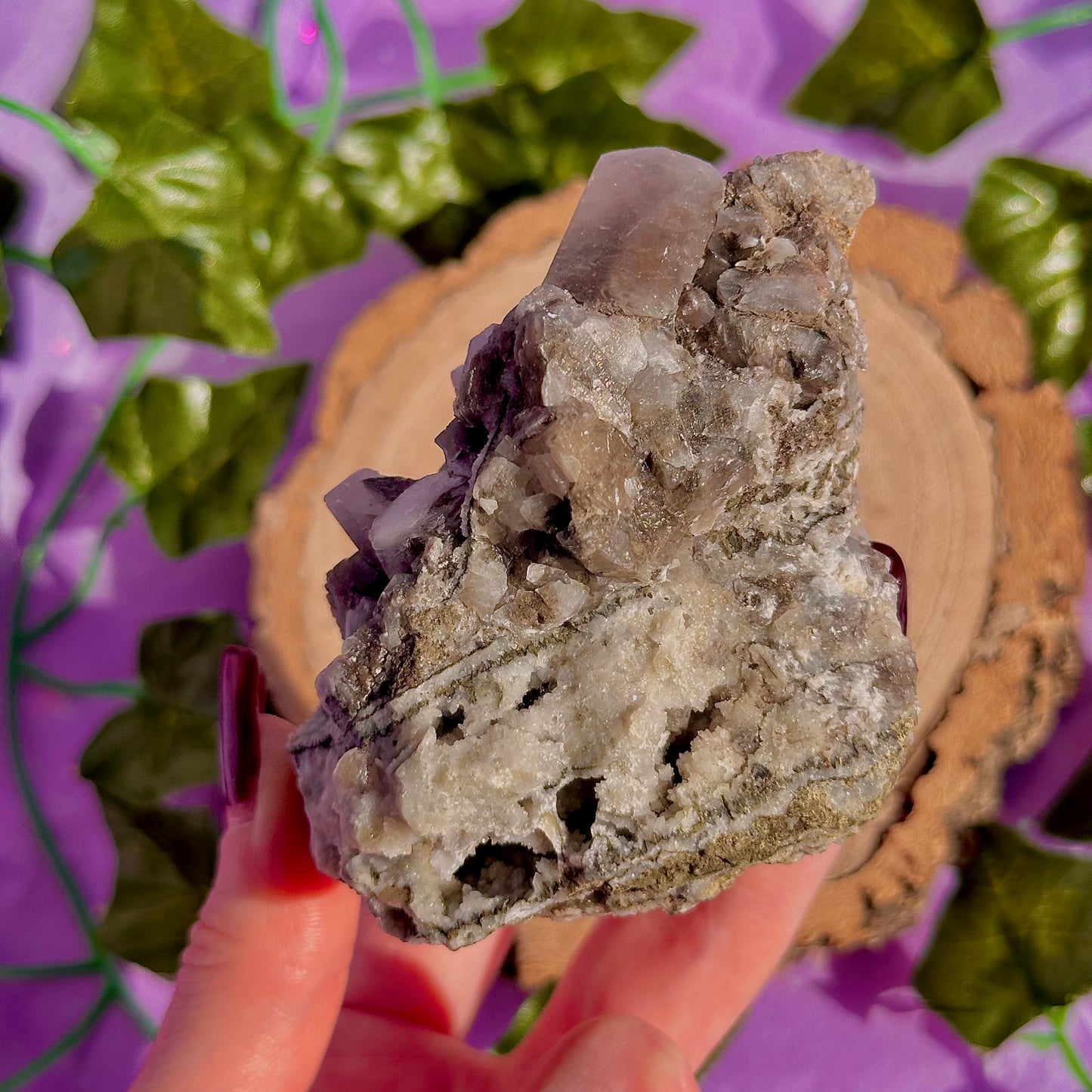 calcite colonnaire UV sur spécimen de quartz drusique B
