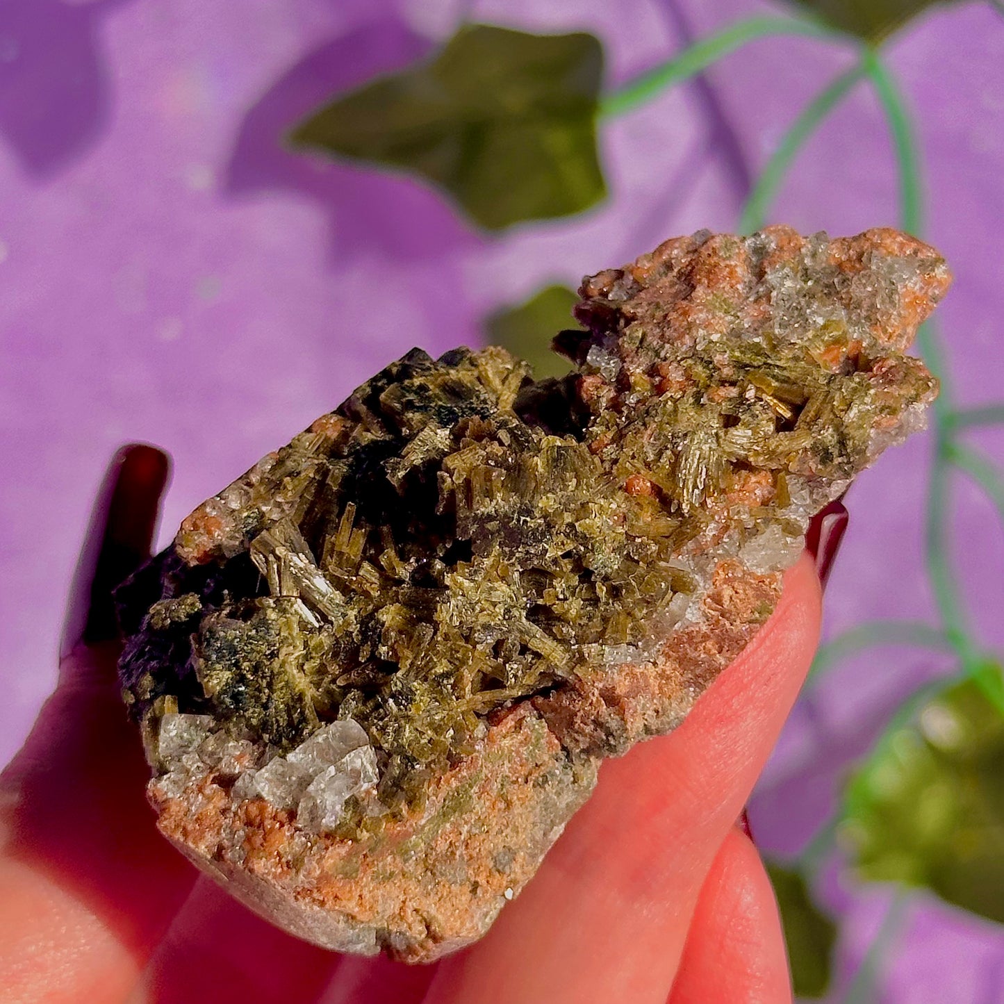spécimen d'épidote forestière avec de la dolomite UV