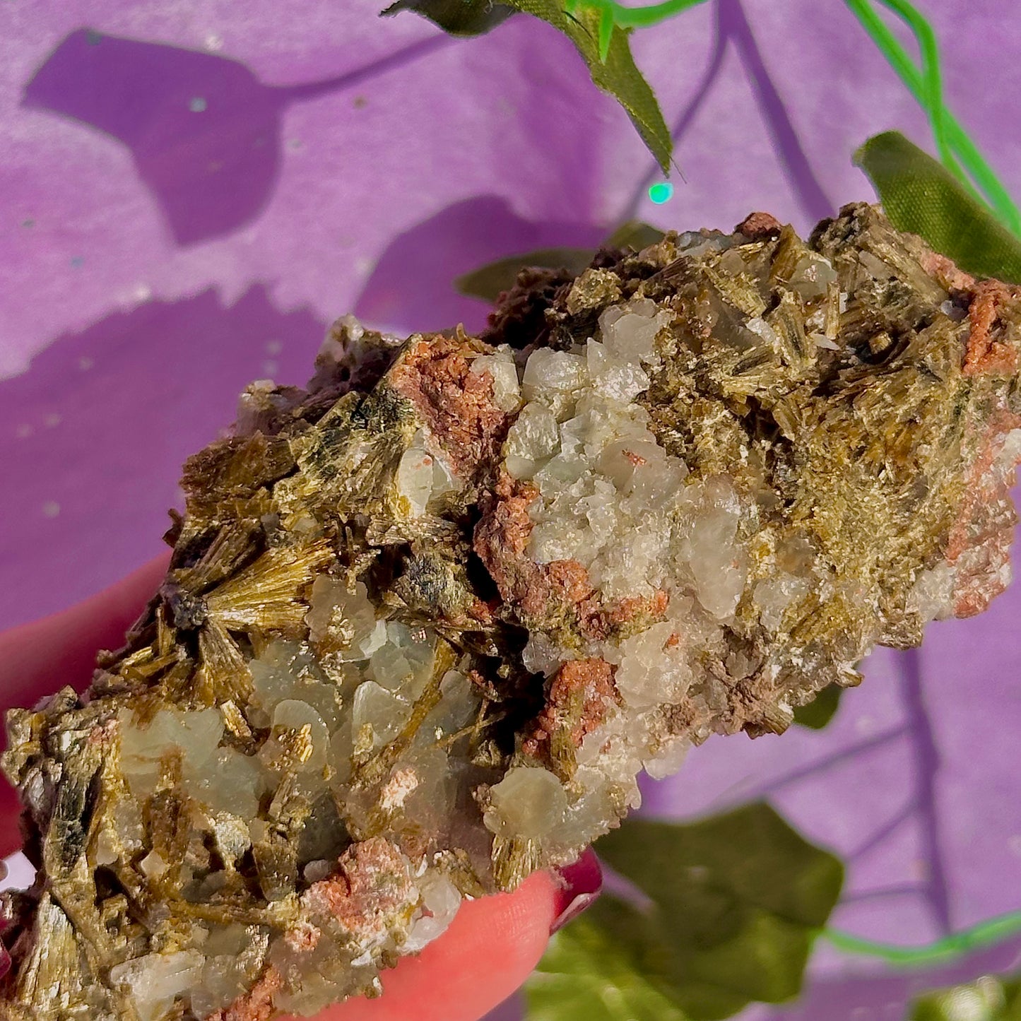 rare spécimen de prehnite, d'épidote forestière et de quartz