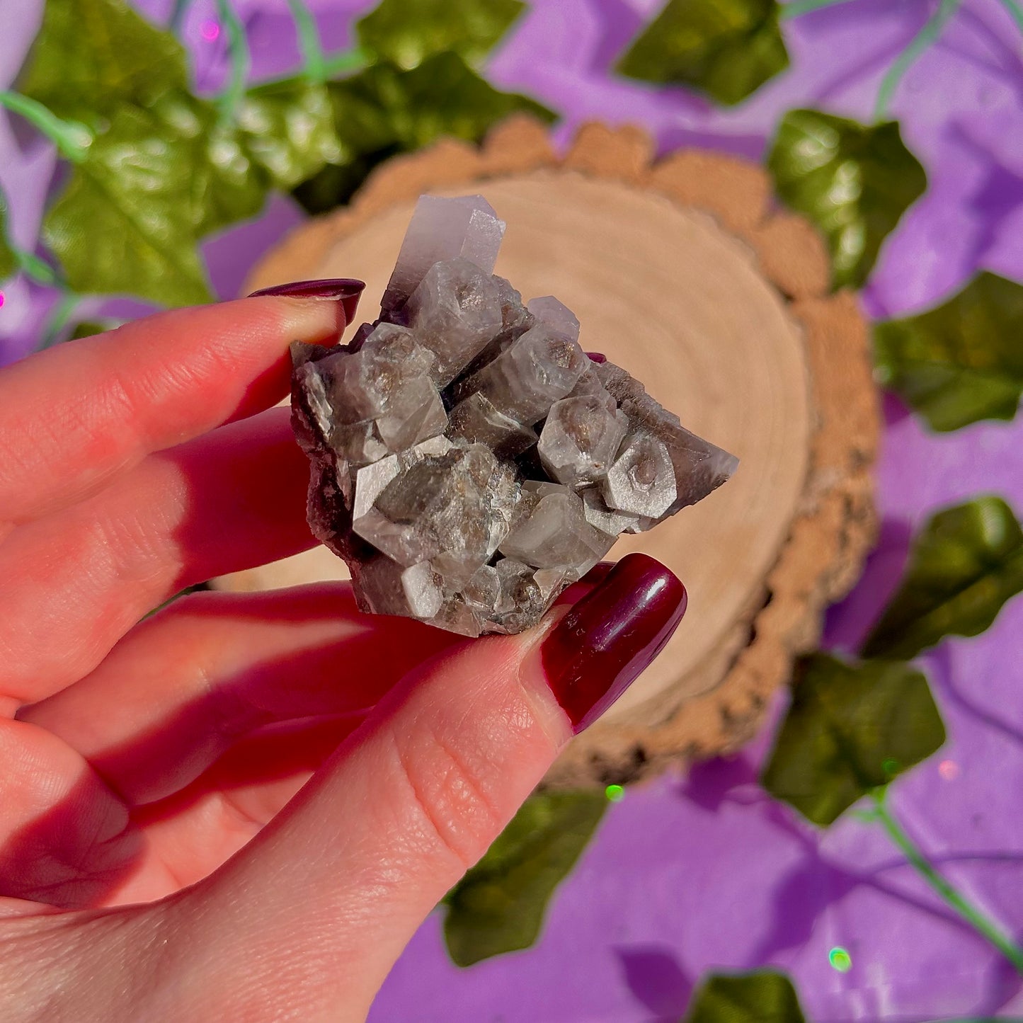 spécimen de calcite colonnaire UV sur quartz drusique A