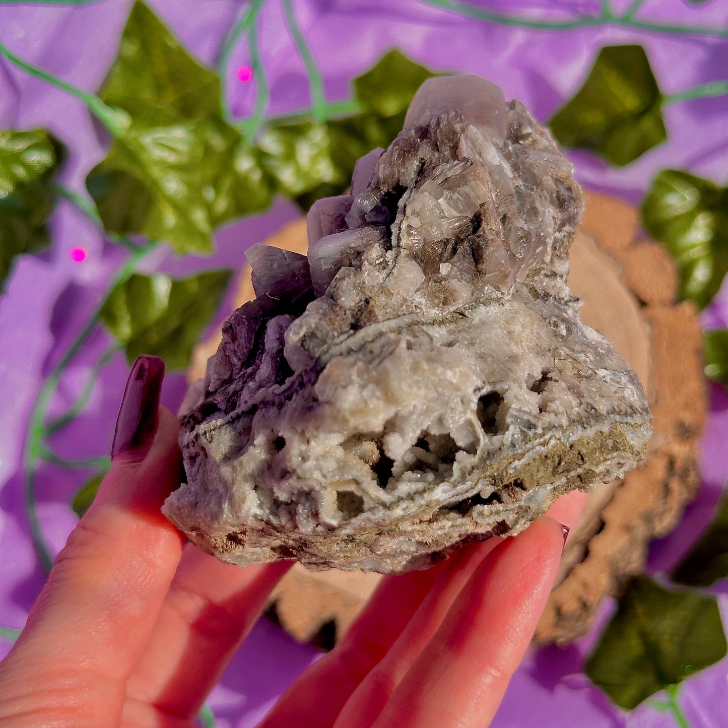 calcite colonnaire UV sur spécimen de quartz drusique B