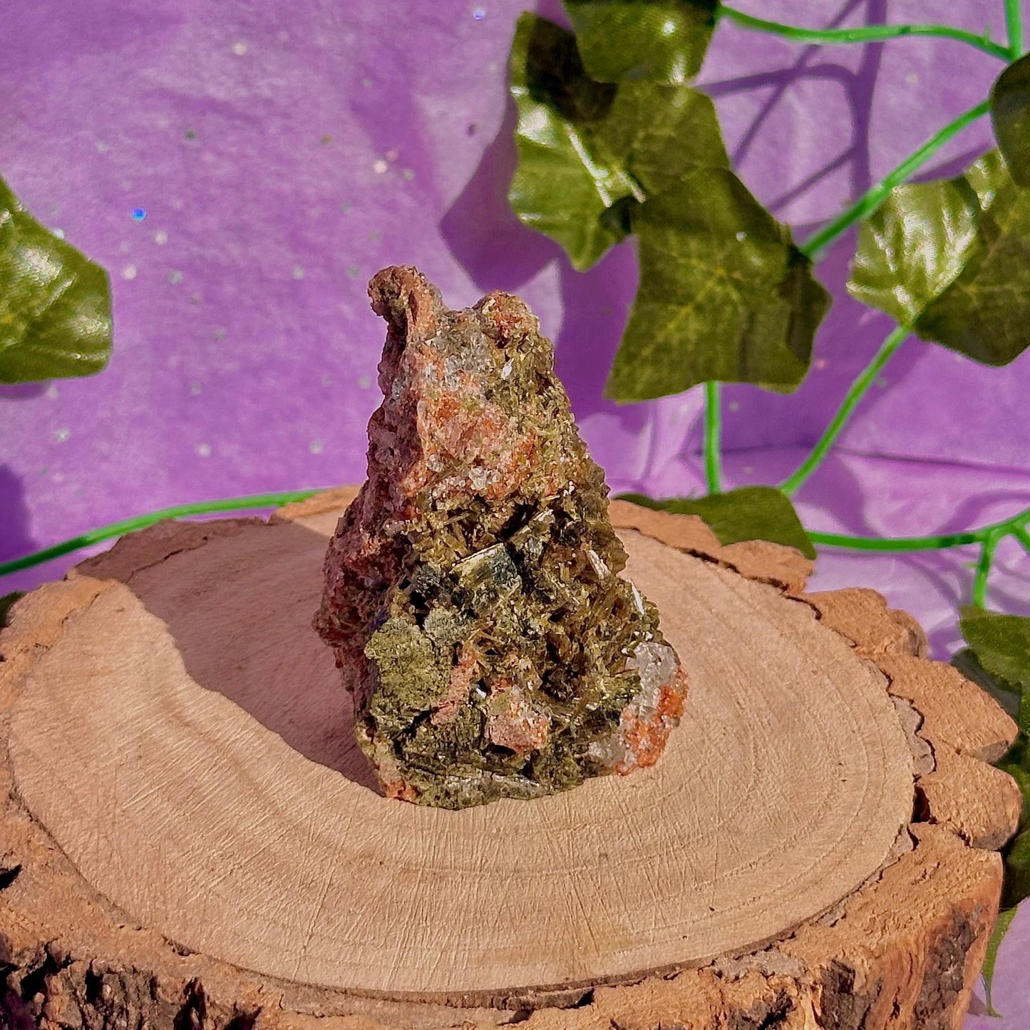 spécimen d'épidote forestière avec de la dolomite UV