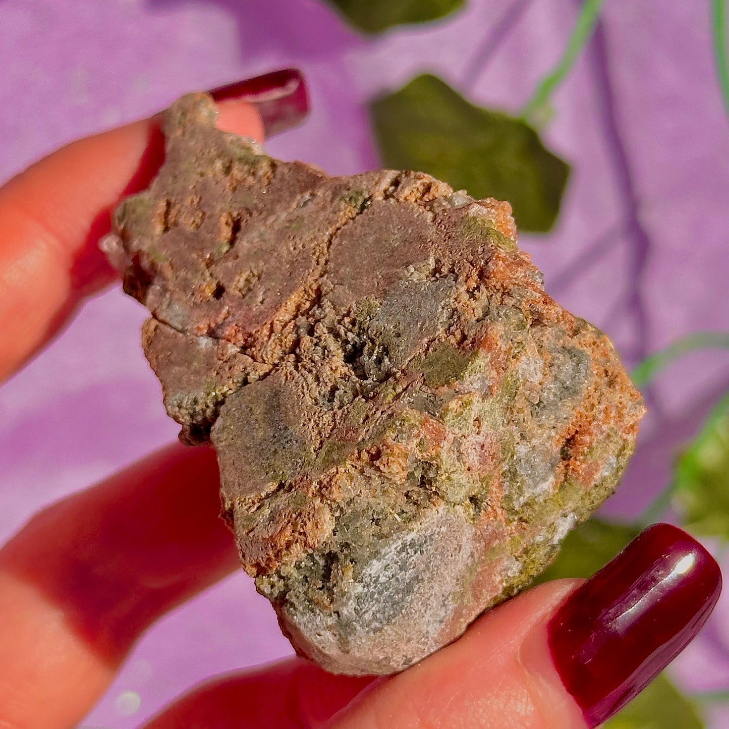 spécimen d'épidote forestière avec de la dolomite UV