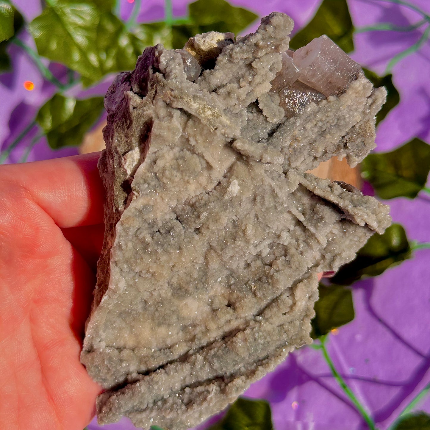 calcite colonnaire UV sur spécimen de quartz drusy D