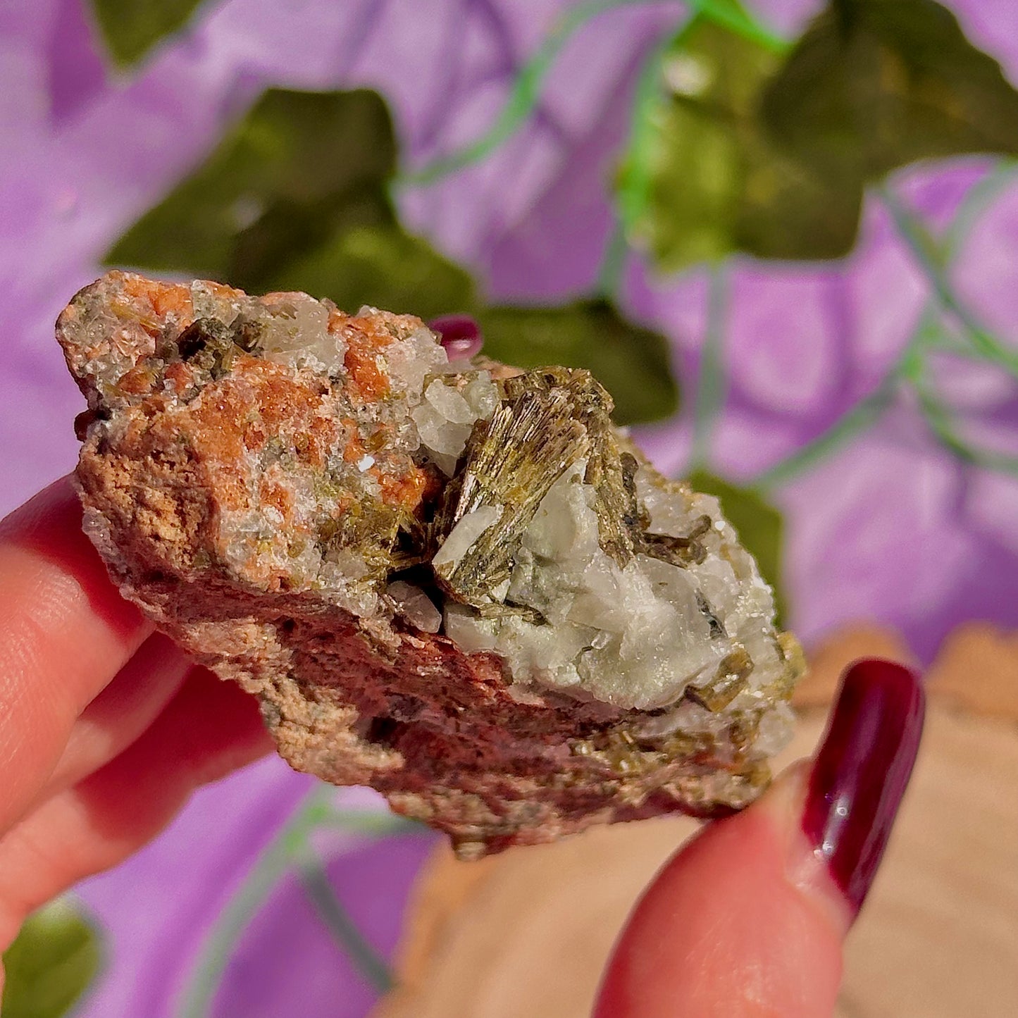 spécimen d'épidote de forêt avec quartz et grenat