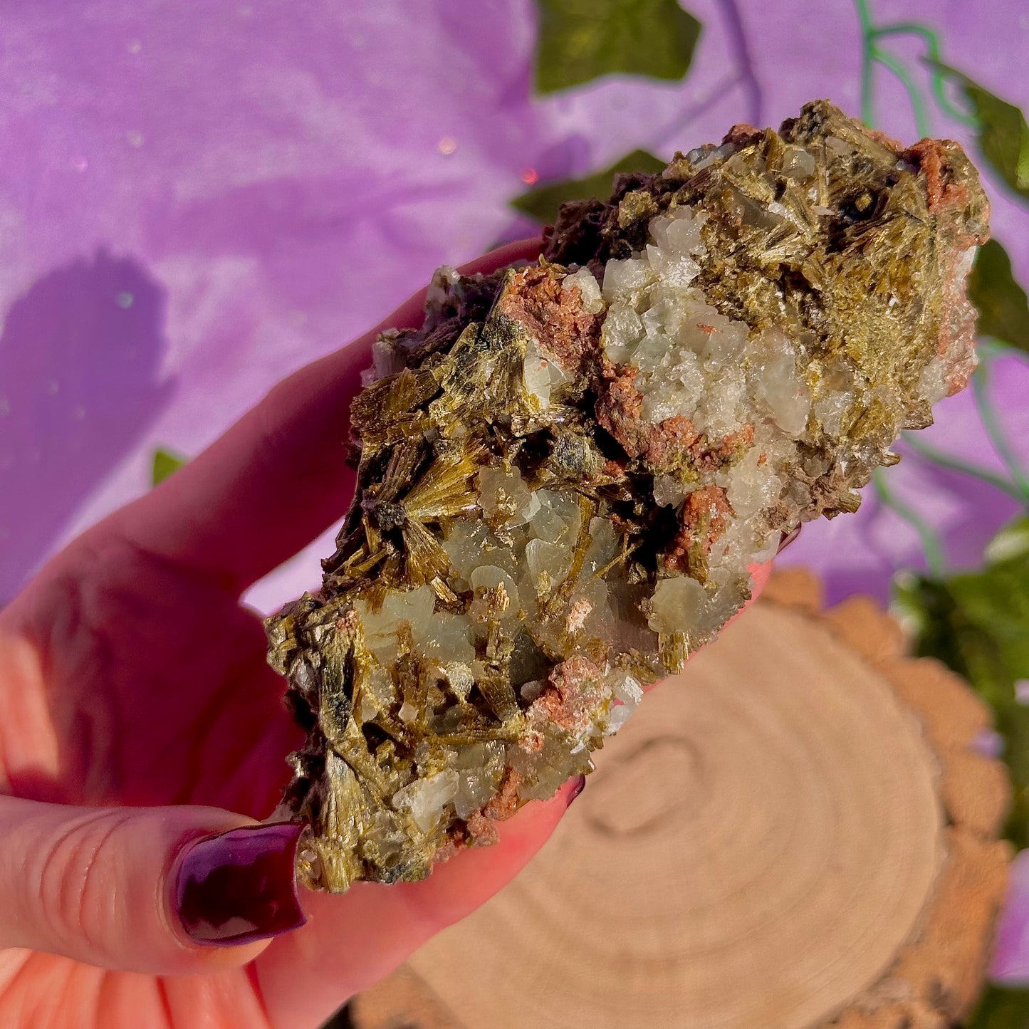 rare spécimen de prehnite, d'épidote forestière et de quartz