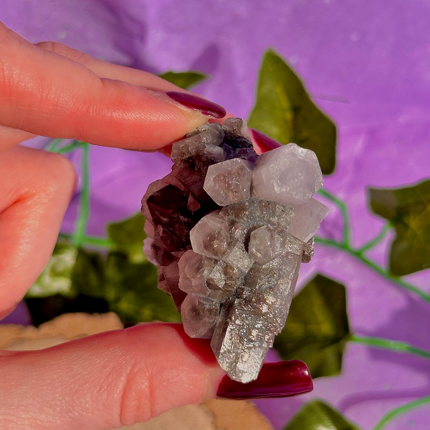 spécimen de calcite colonnaire UV sur quartz drusique A