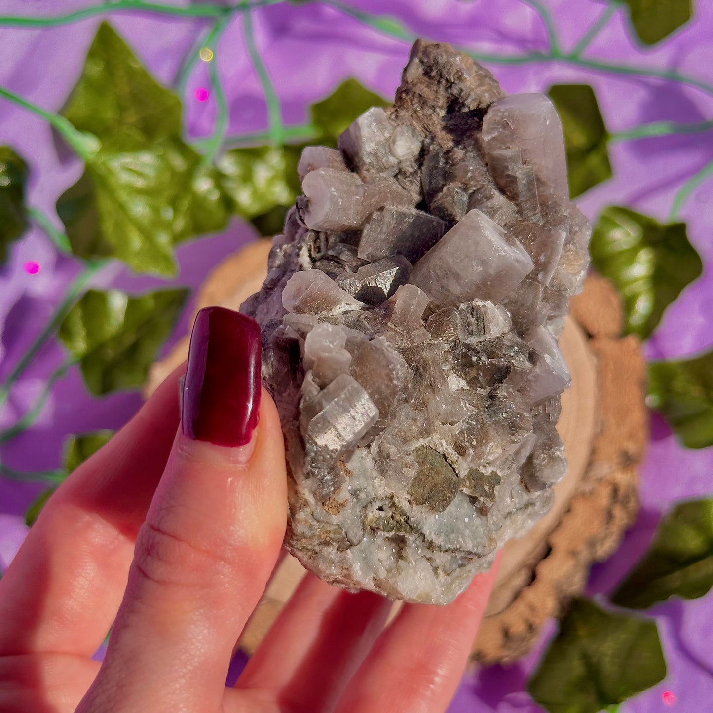 calcite colonnaire UV sur spécimen de quartz drusique B
