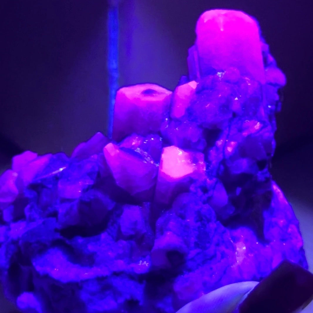 calcite colonnaire UV sur spécimen de quartz drusique B