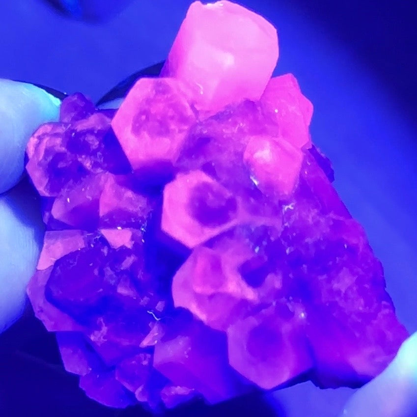 spécimen de calcite colonnaire UV sur quartz drusique A