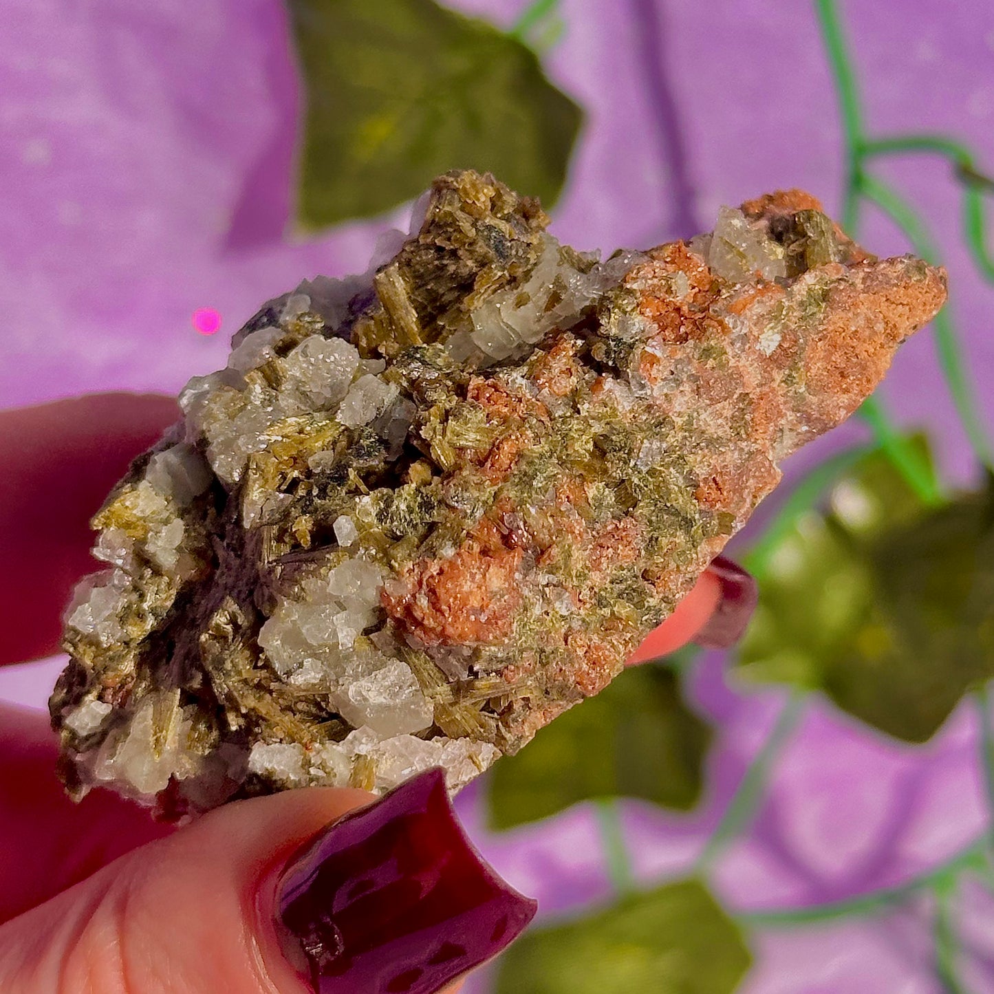 spécimen d'épidote de forêt avec quartz et grenat