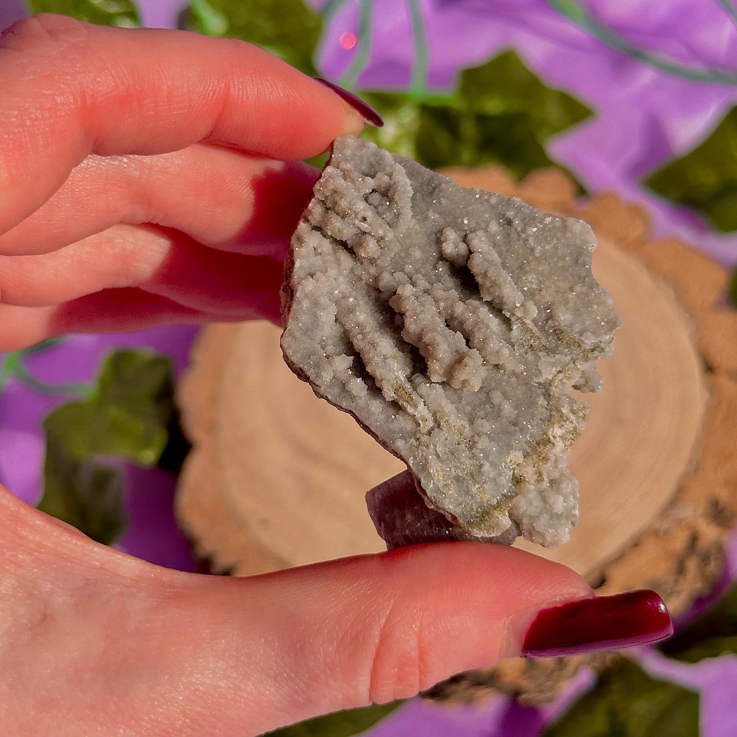 spécimen C de calcite colonnaire UV sur quartz drusique