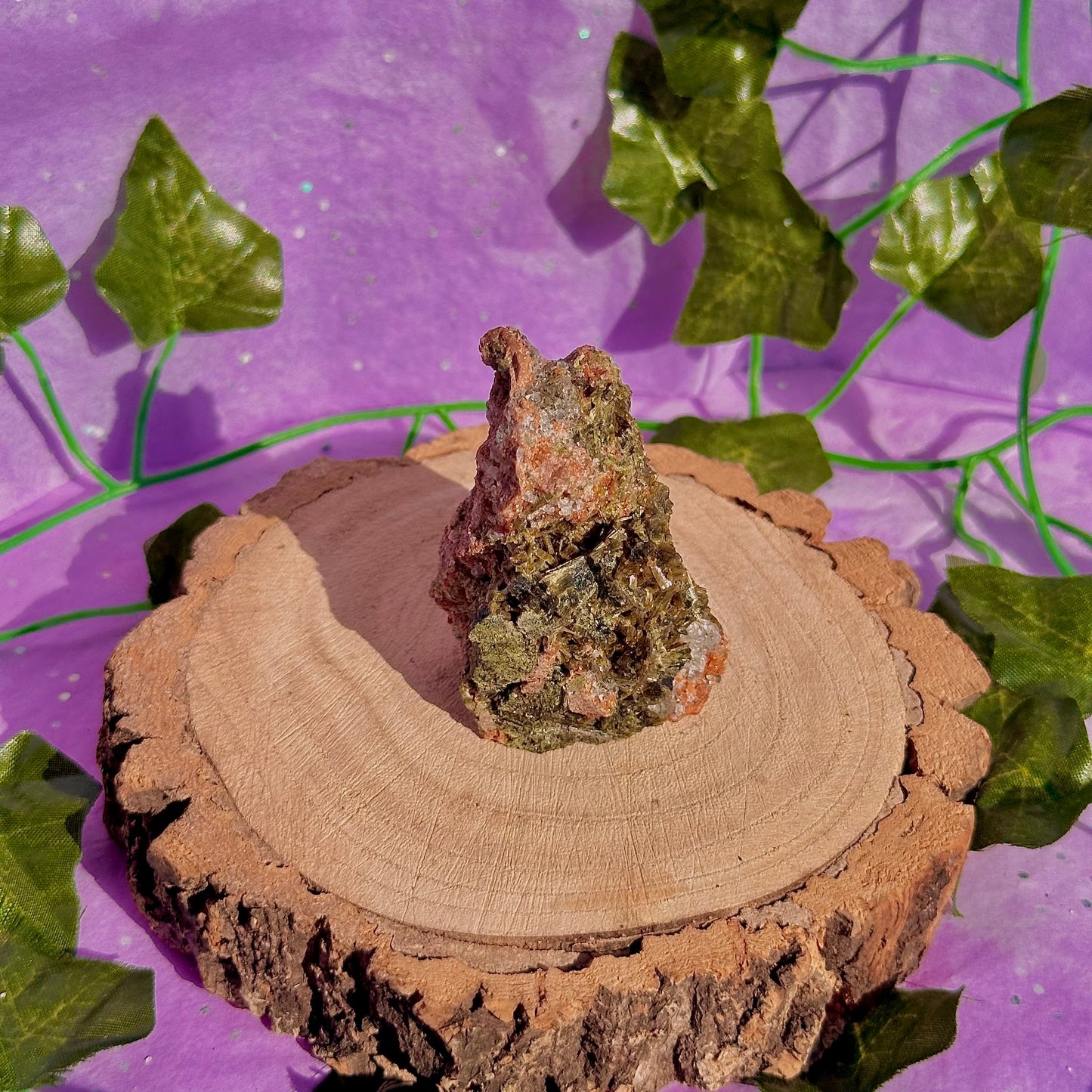 spécimen d'épidote forestière avec de la dolomite UV