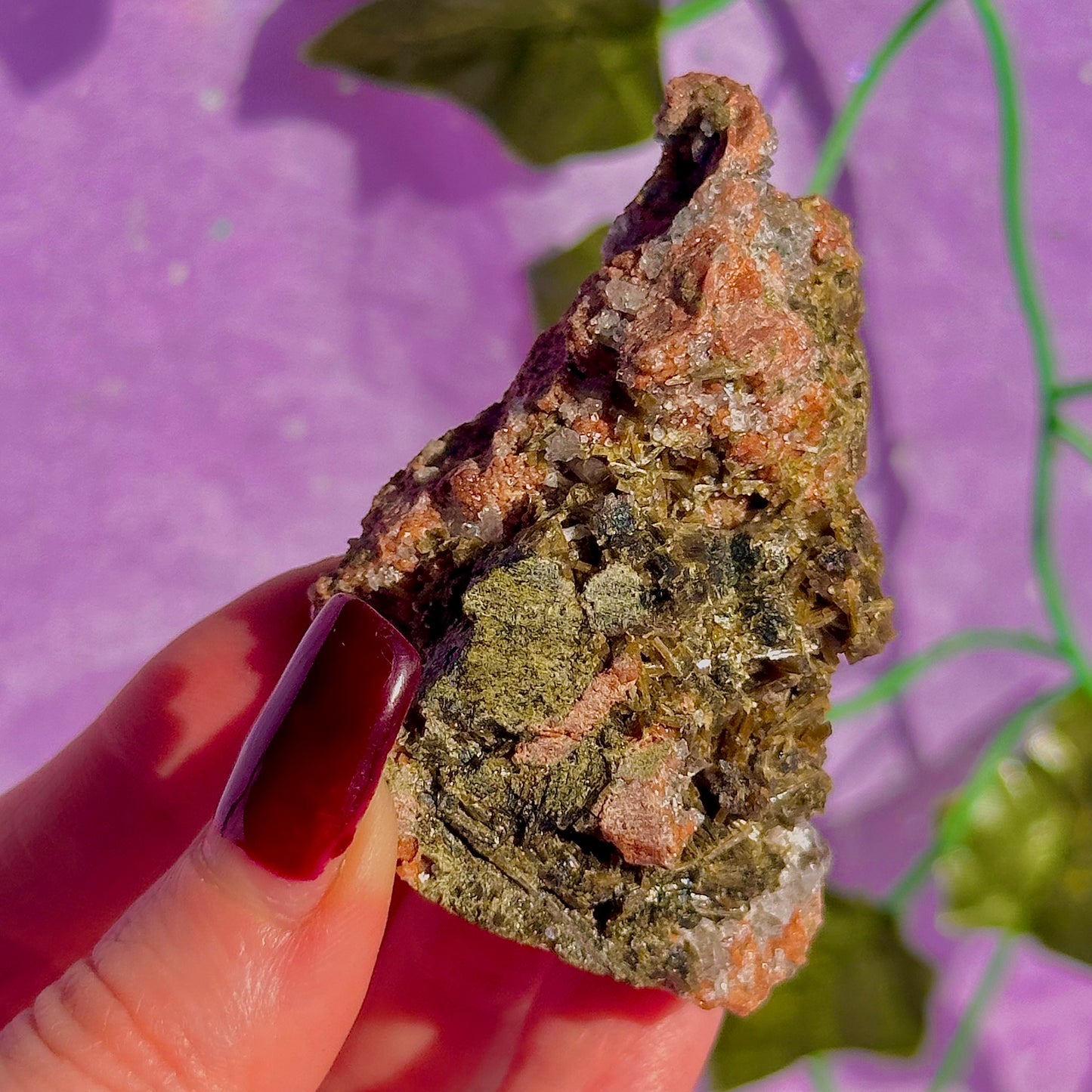 spécimen d'épidote forestière avec de la dolomite UV