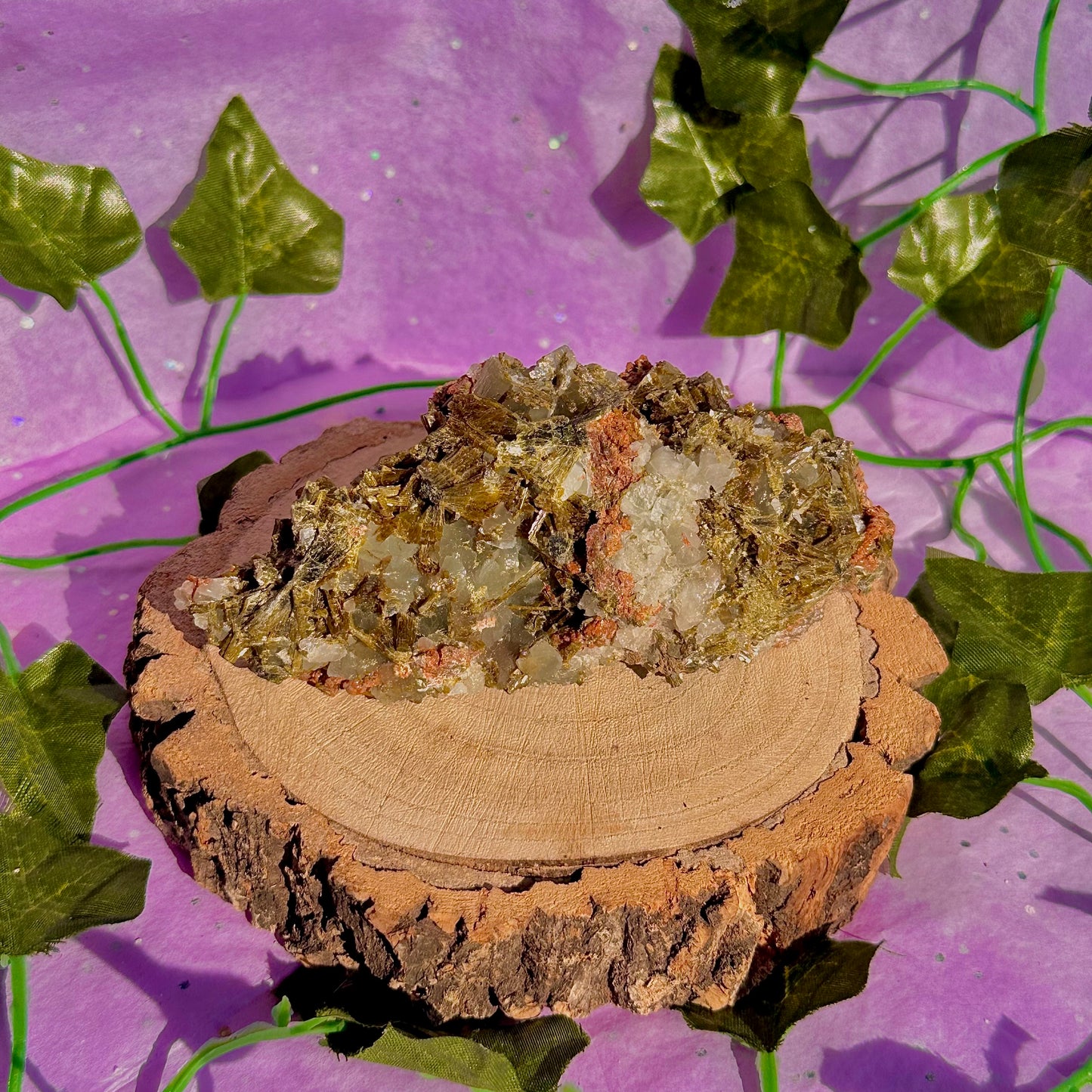 rare spécimen de prehnite, d'épidote forestière et de quartz