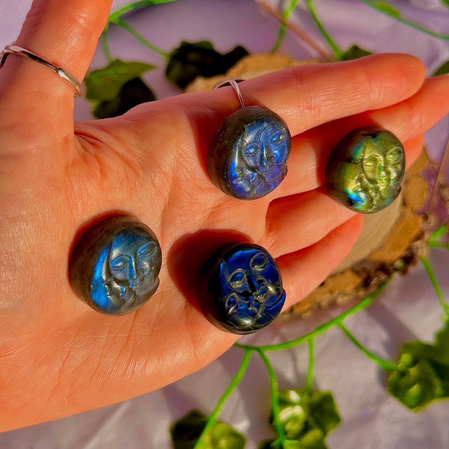 labradorite gravée soleil et lune ~ choisie intuitivement