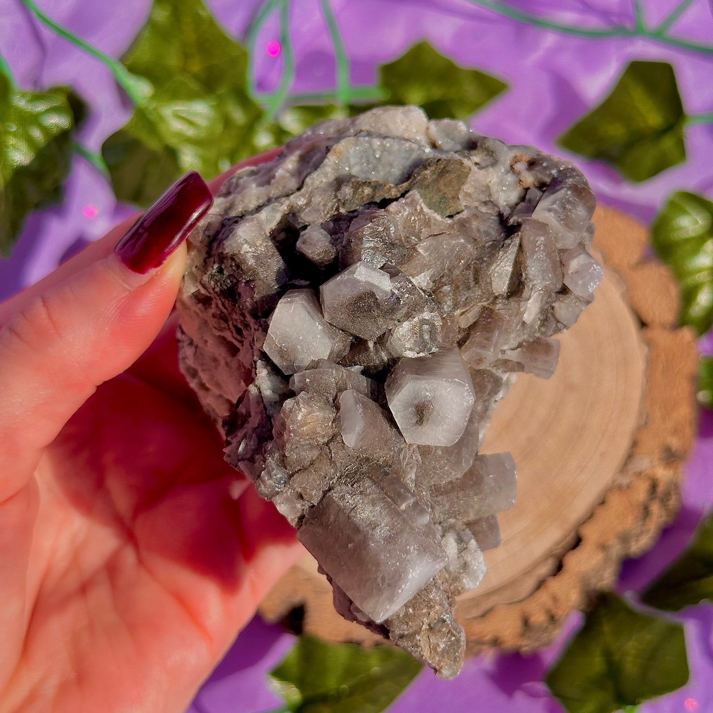 calcite colonnaire UV sur spécimen de quartz drusique B