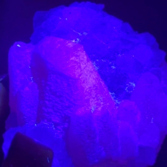 améthyste avec agrégat de calcite UV