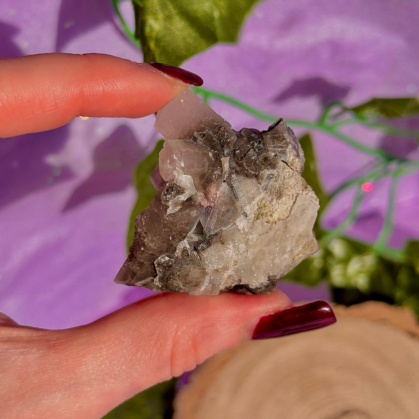 spécimen de calcite colonnaire UV sur quartz drusique A