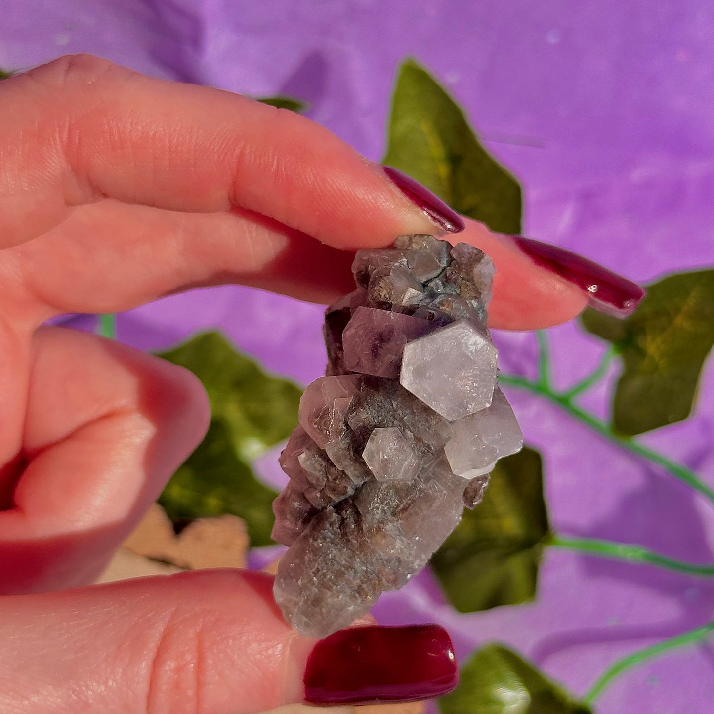 spécimen de calcite colonnaire UV sur quartz drusique A