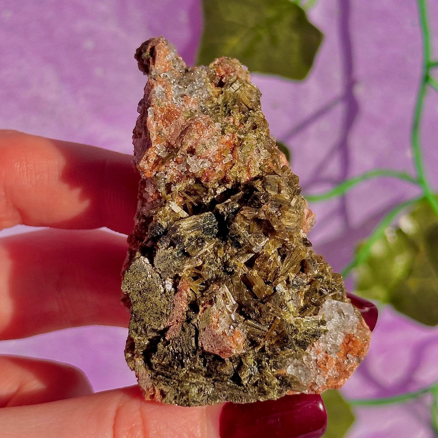 spécimen d'épidote forestière avec de la dolomite UV