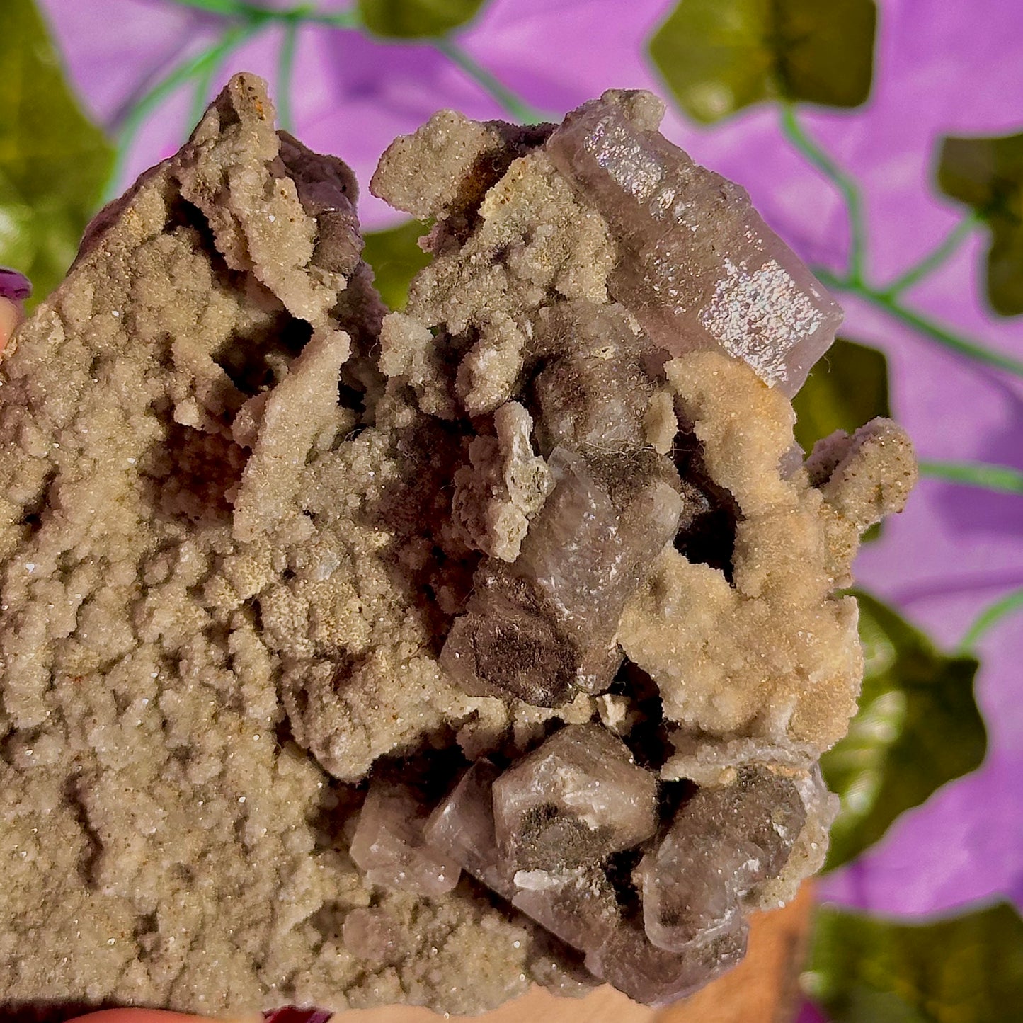 calcite colonnaire UV sur spécimen de quartz drusy D