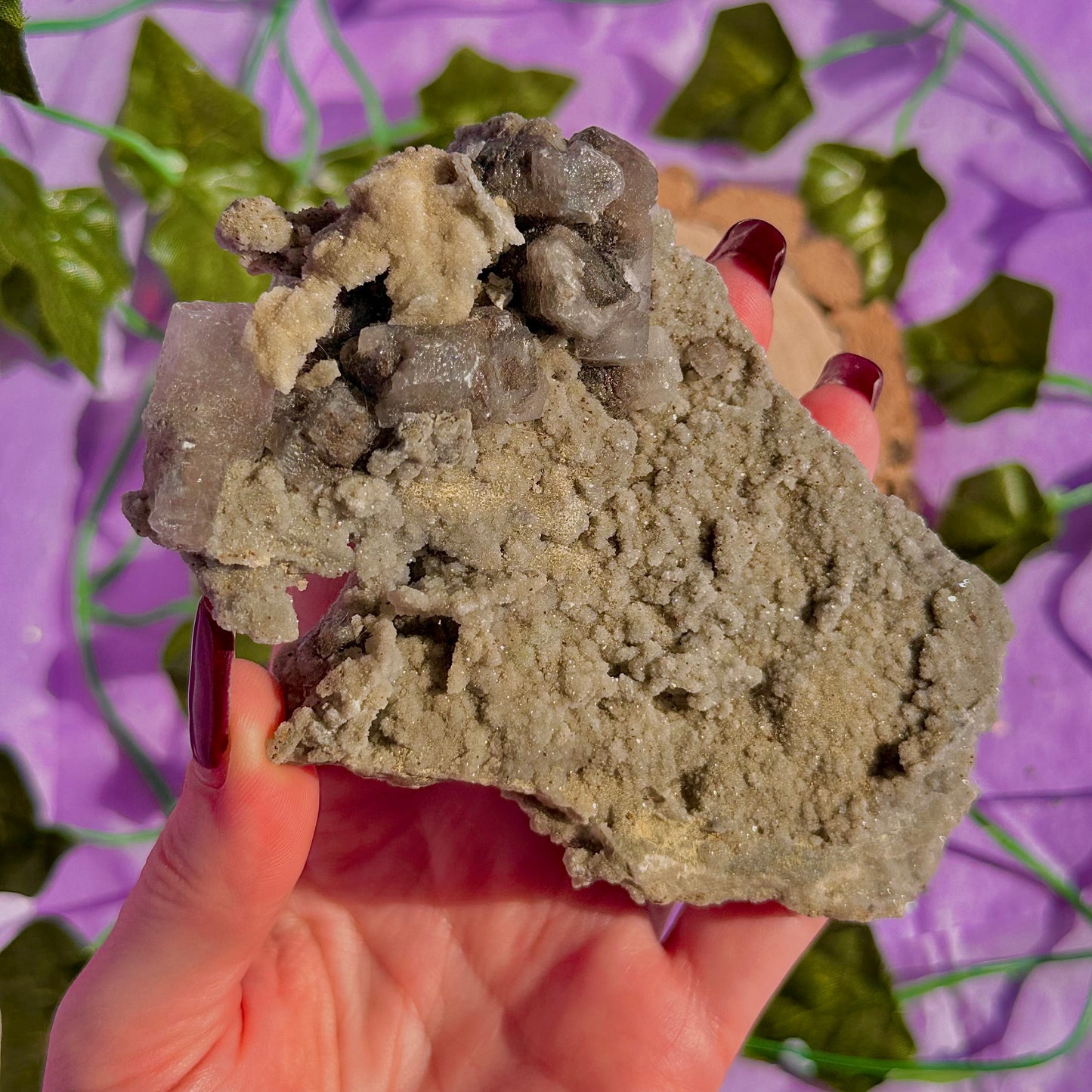 calcite colonnaire UV sur spécimen de quartz drusy D