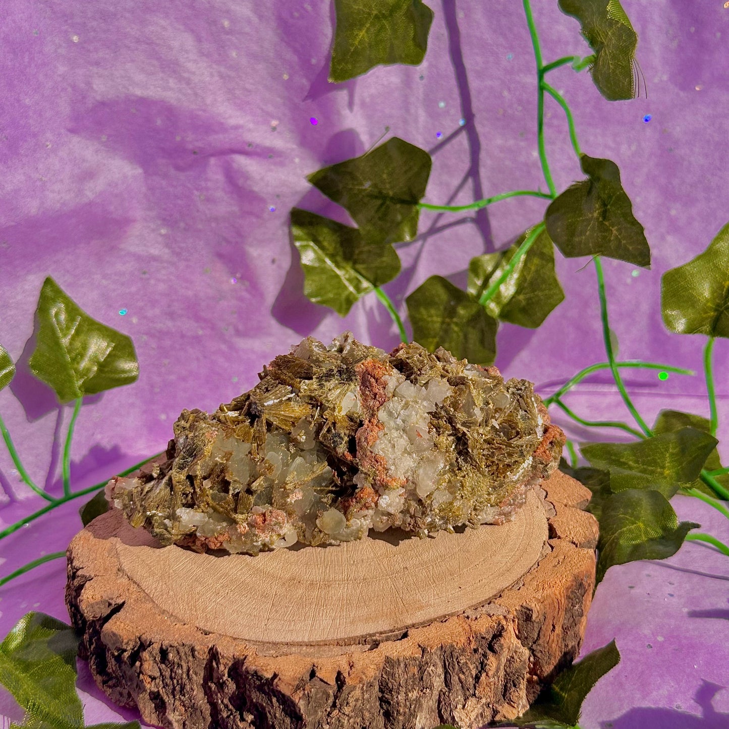 rare spécimen de prehnite, d'épidote forestière et de quartz