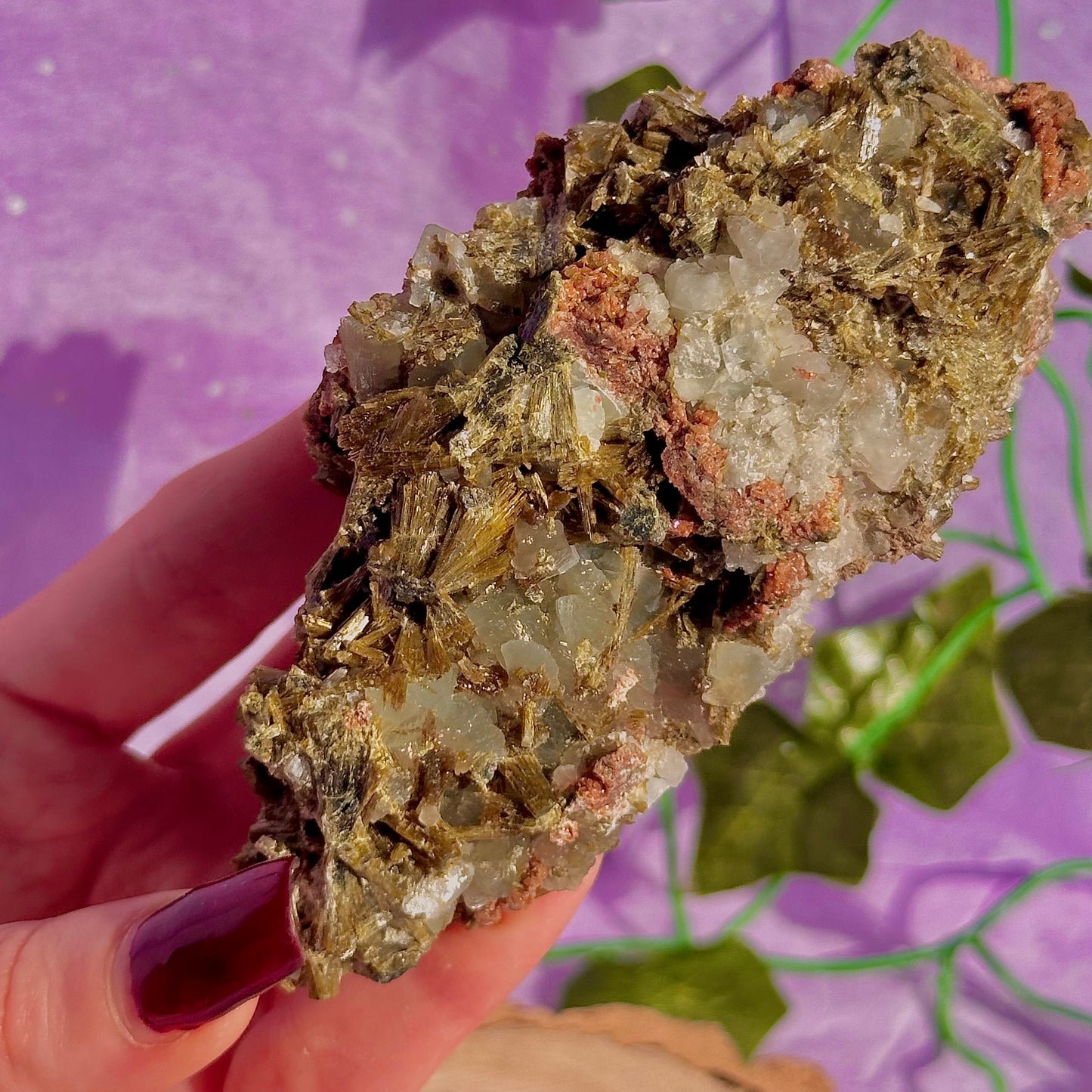 rare spécimen de prehnite, d'épidote forestière et de quartz