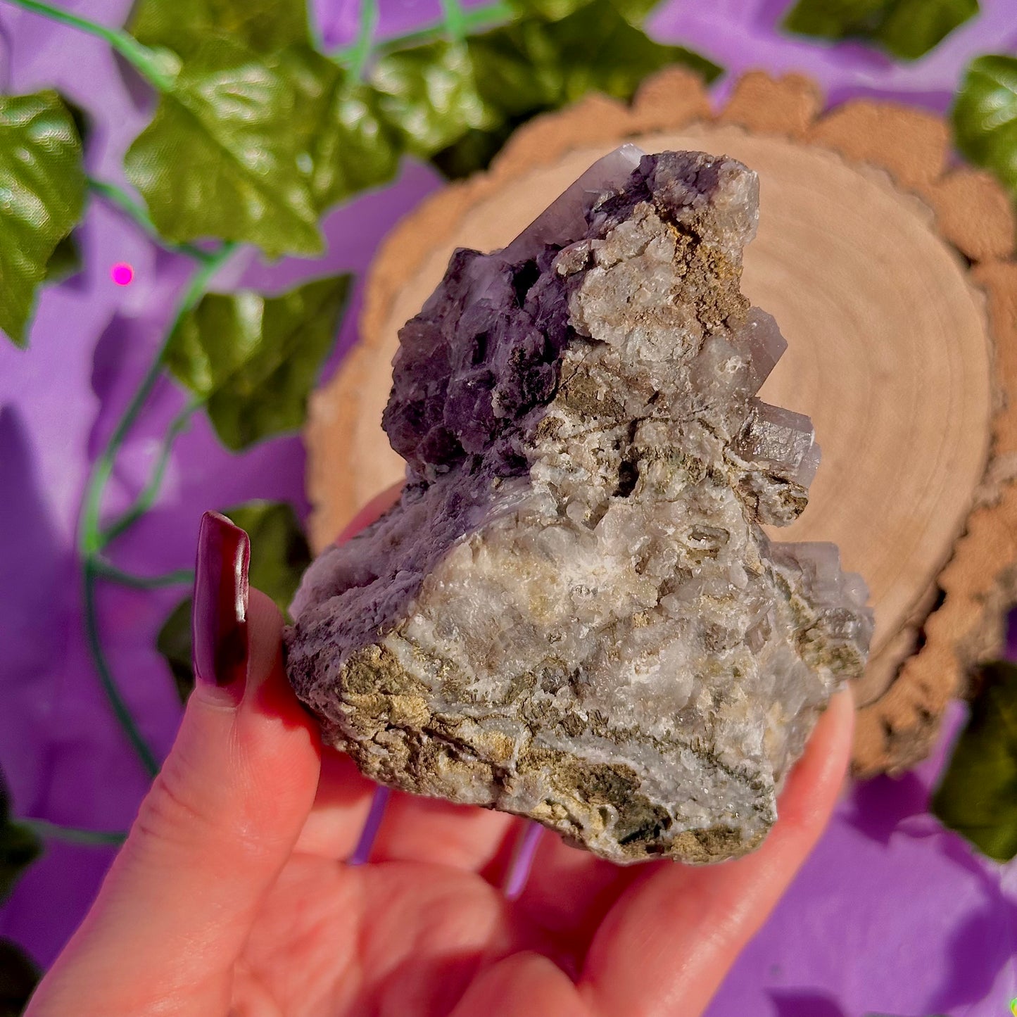 calcite colonnaire UV sur spécimen de quartz drusique B